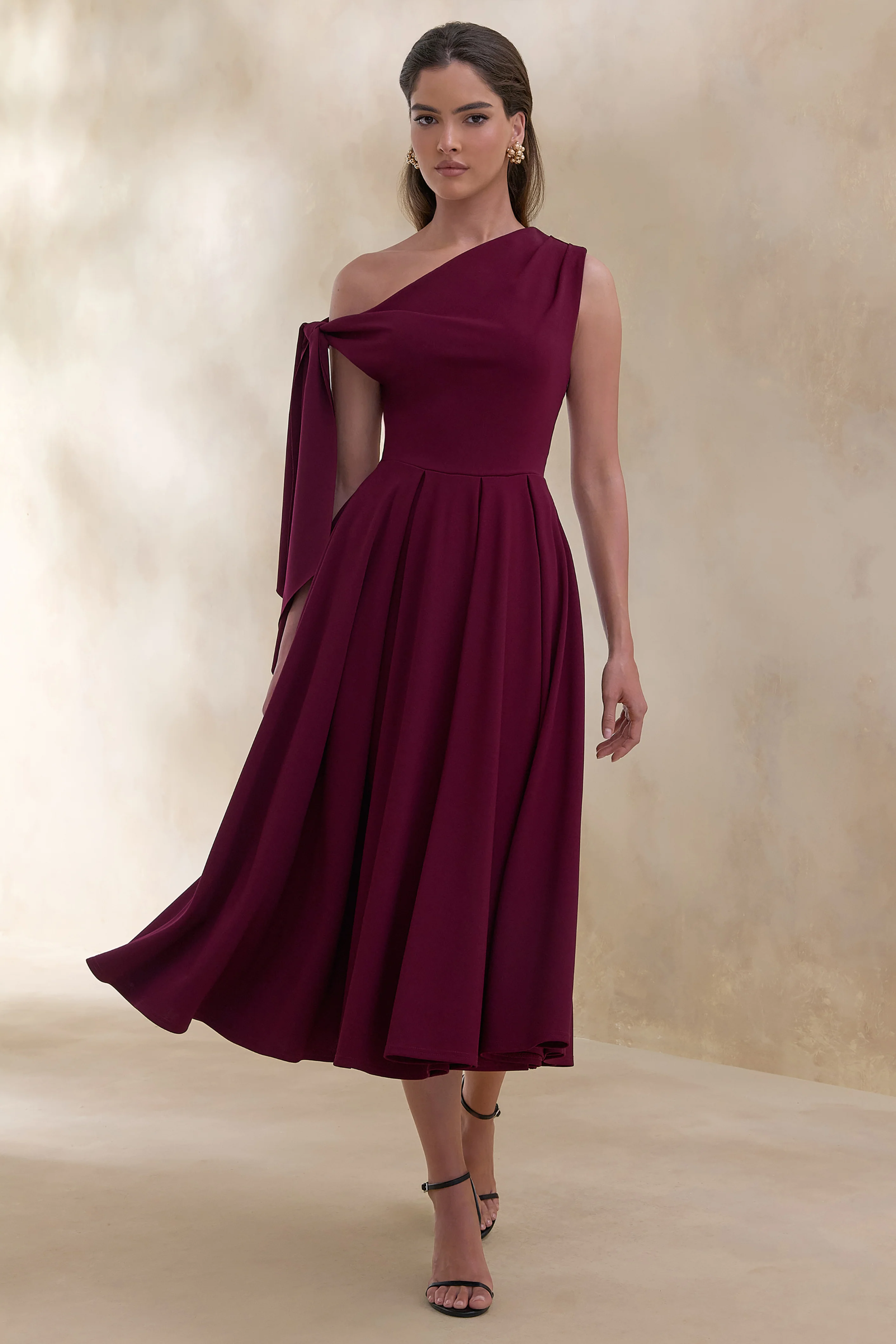 Daring | Robe mi-longue bordeaux à encolure asymétrique et détail noué