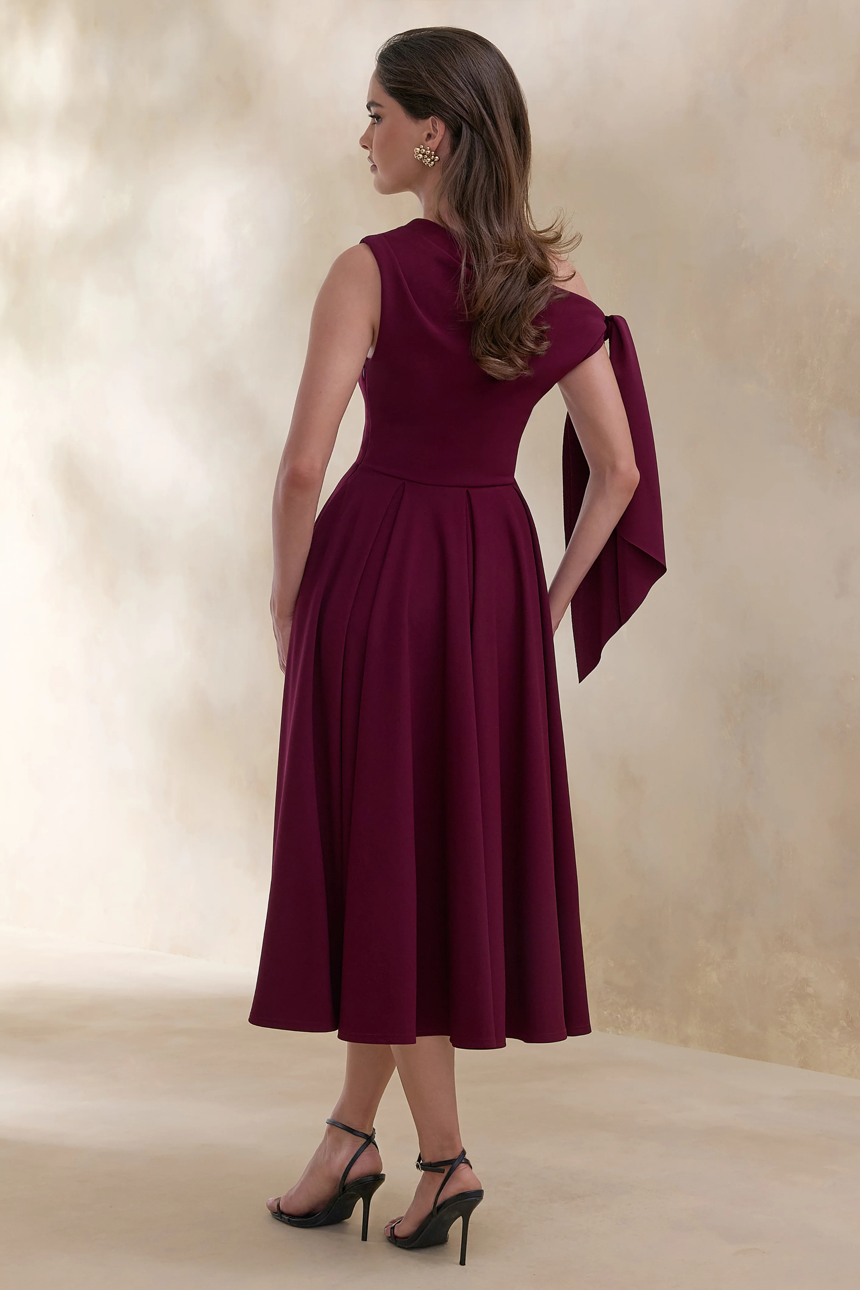Daring | Robe mi-longue bordeaux à encolure asymétrique et détail noué - Image 2