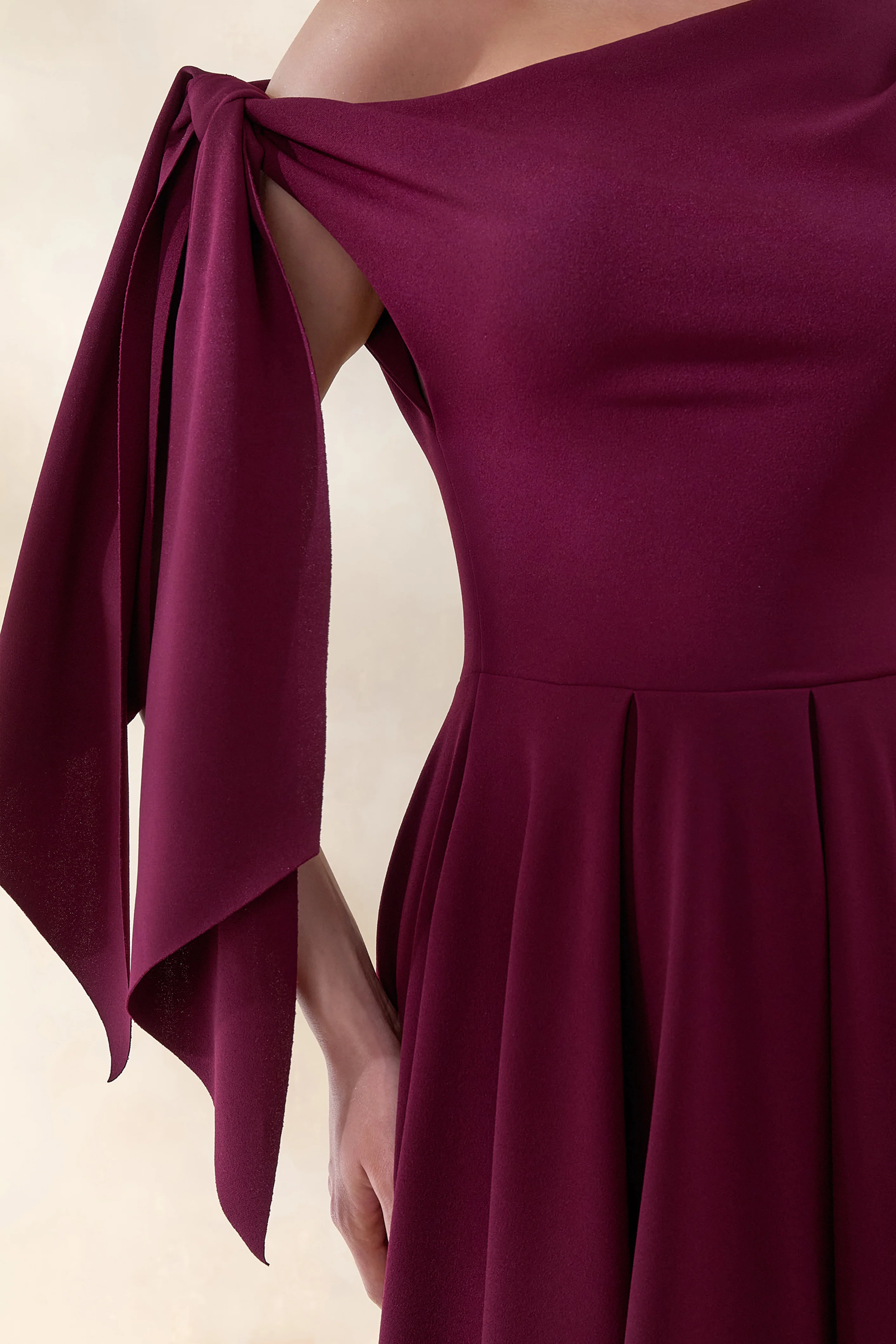 Daring | Robe mi-longue bordeaux à encolure asymétrique et détail noué - Image 3