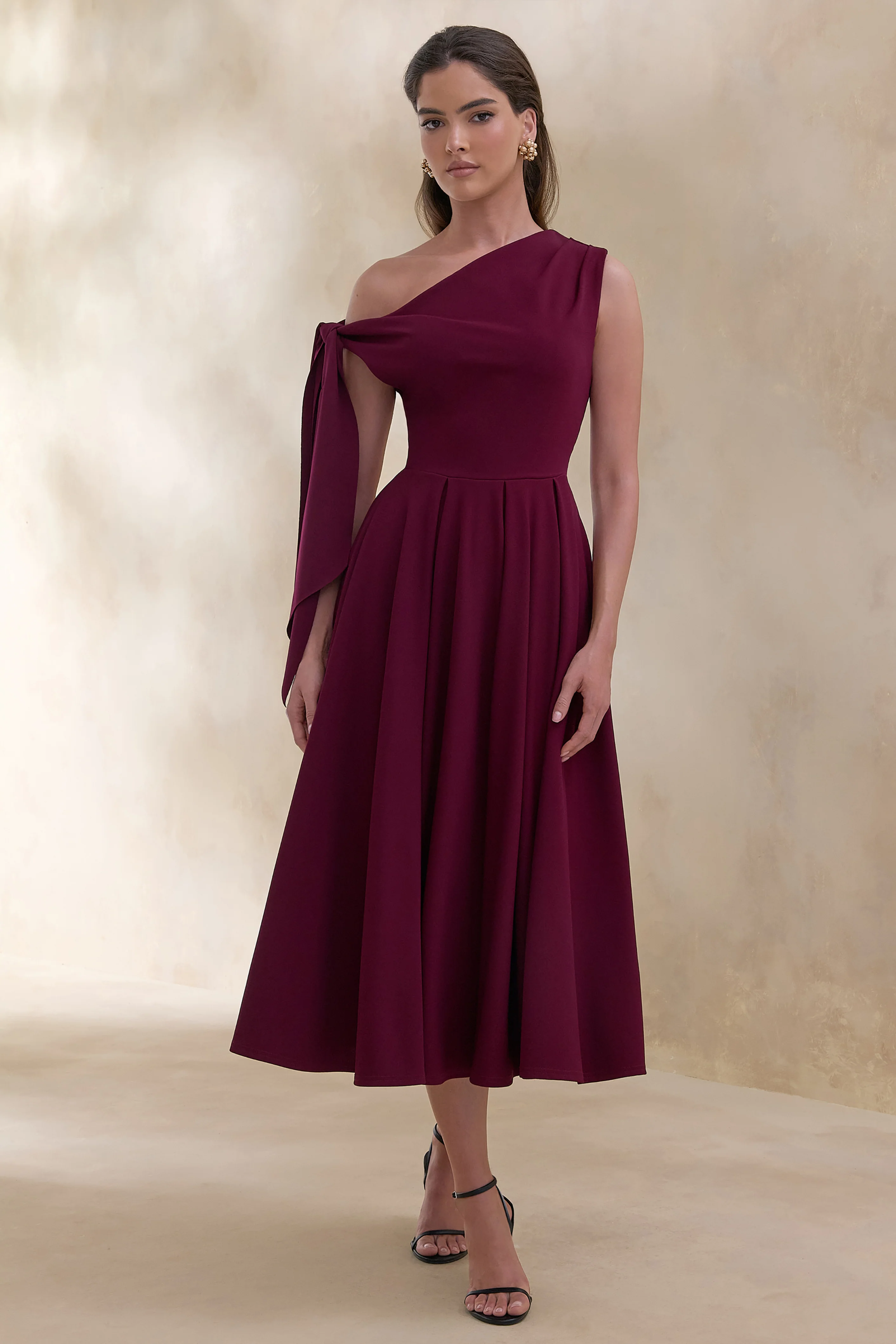 Daring | Robe mi-longue bordeaux à encolure asymétrique et détail noué - Image 4