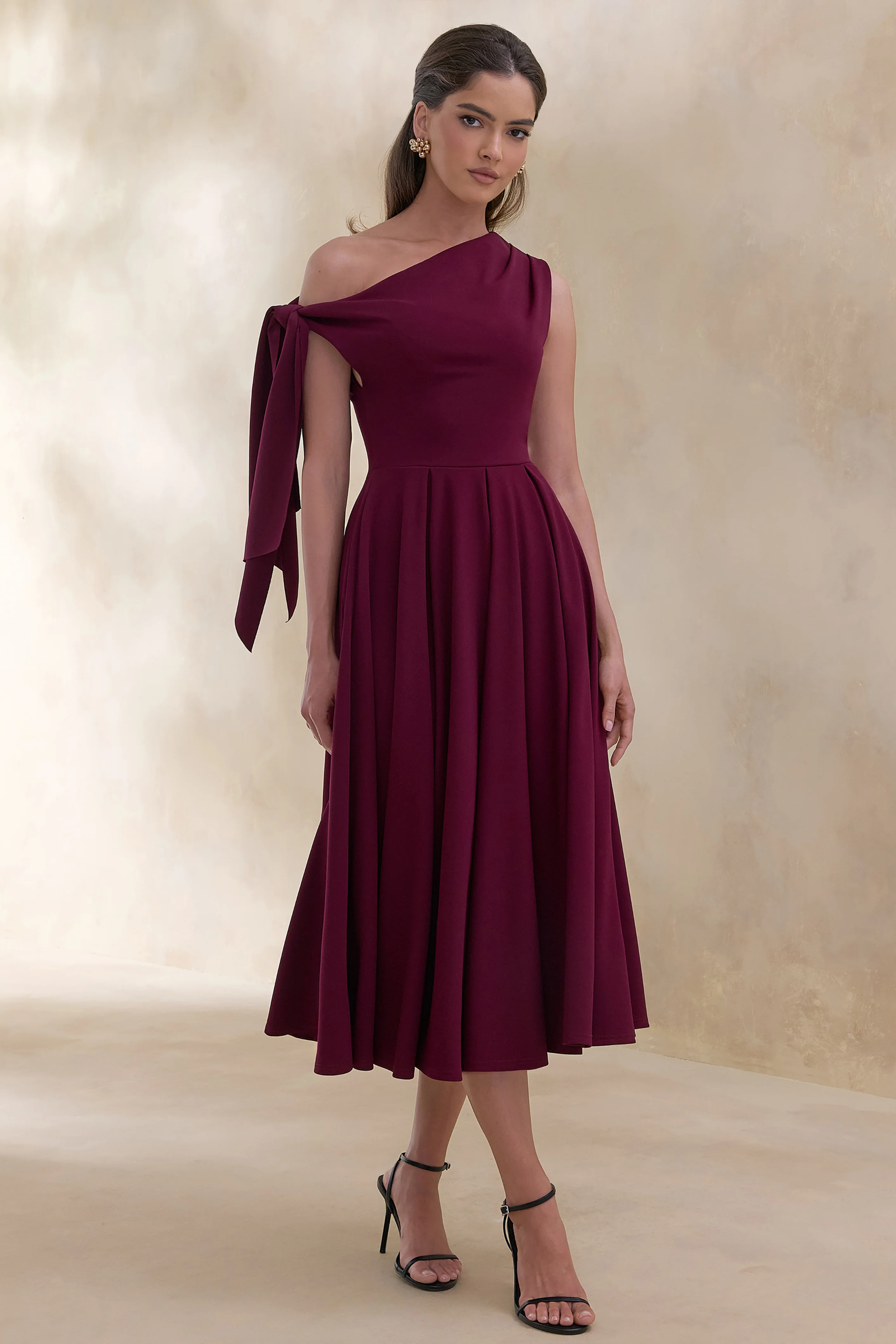 Daring | Robe mi-longue bordeaux à encolure asymétrique et détail noué - Image 5