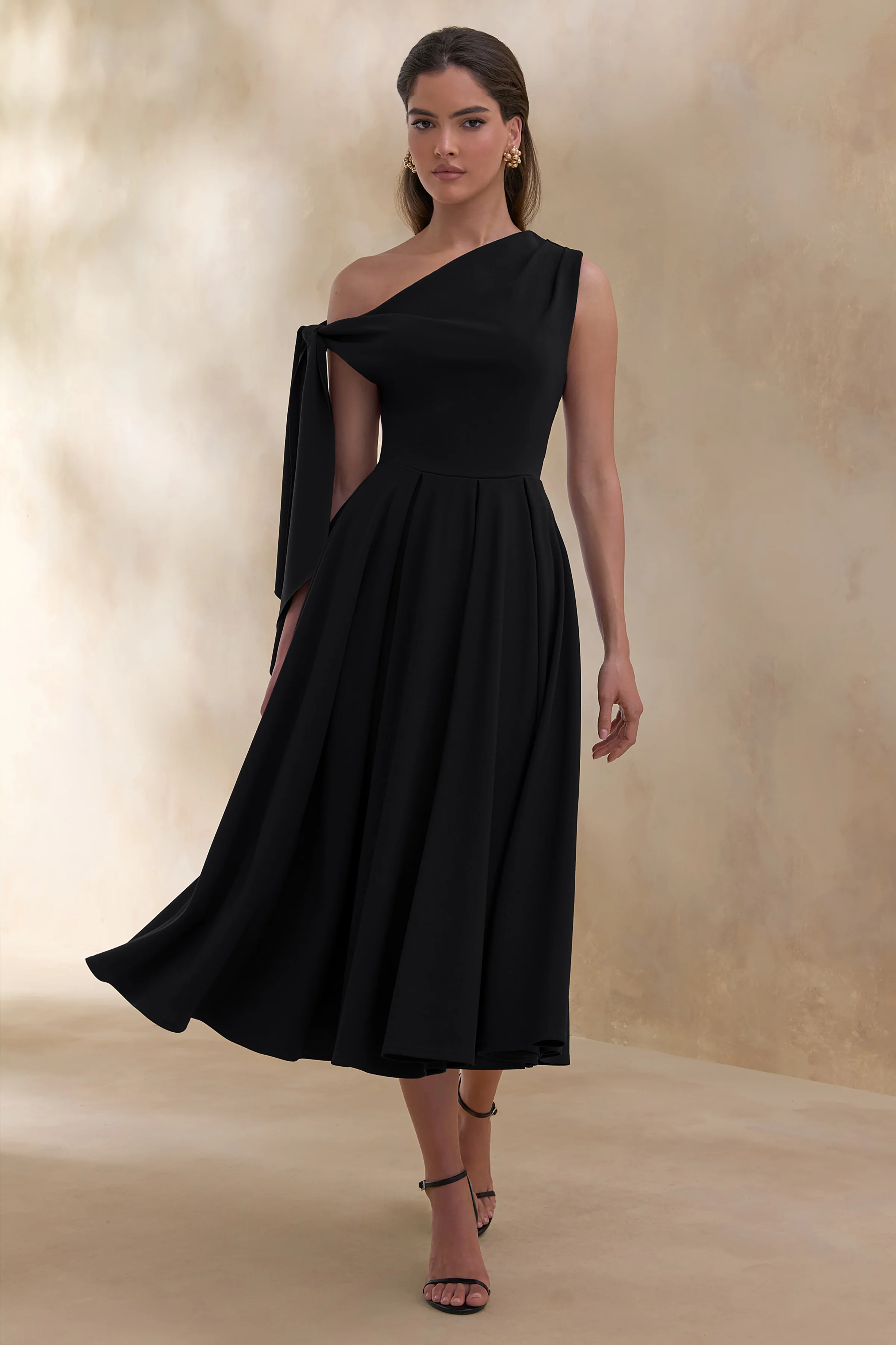 Daring | Robe mi-longue noire à encolure asymétrique avec détail noué - Image 4
