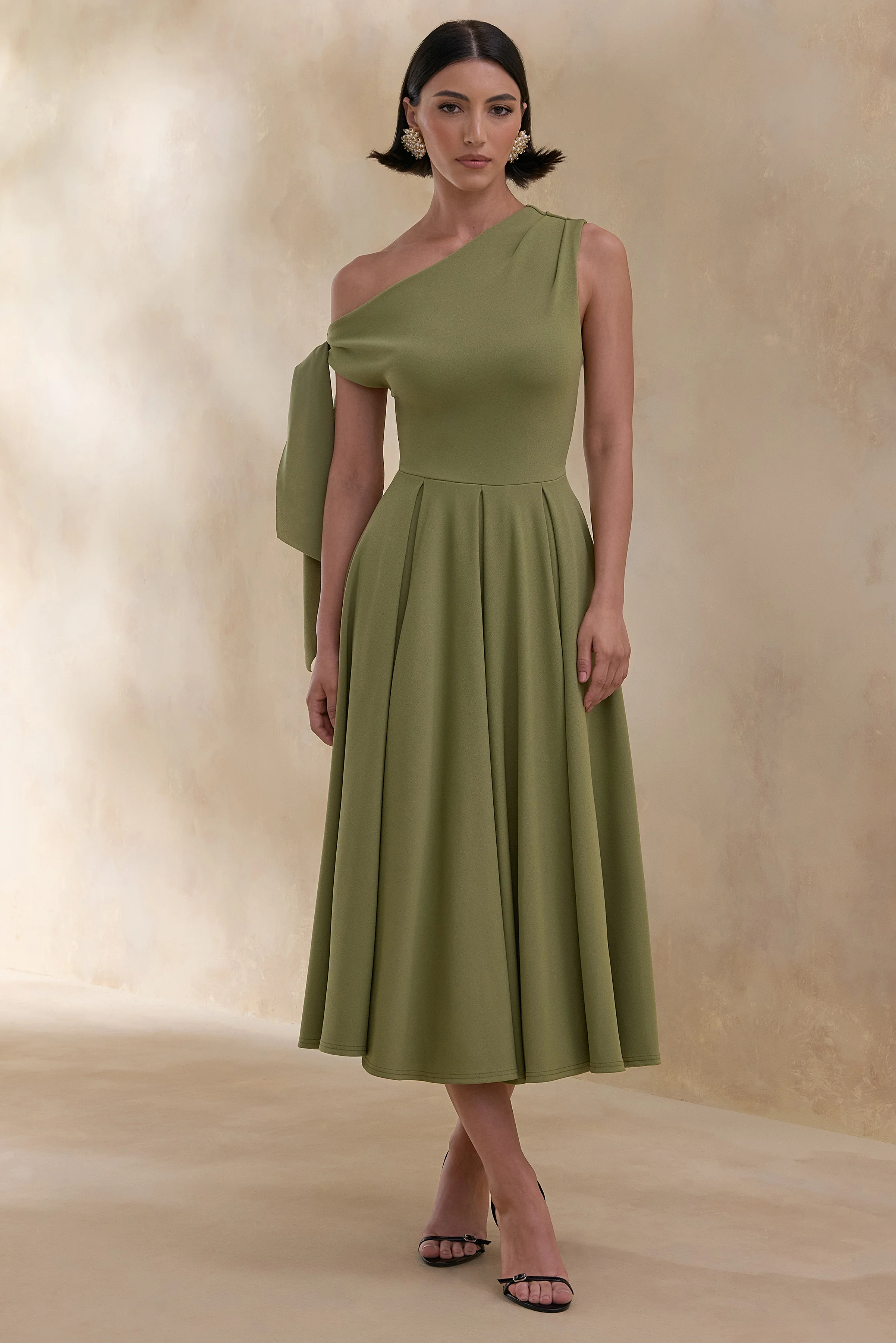 Daring | Robe mi-longue olive à encolure asymétrique et détail noué
