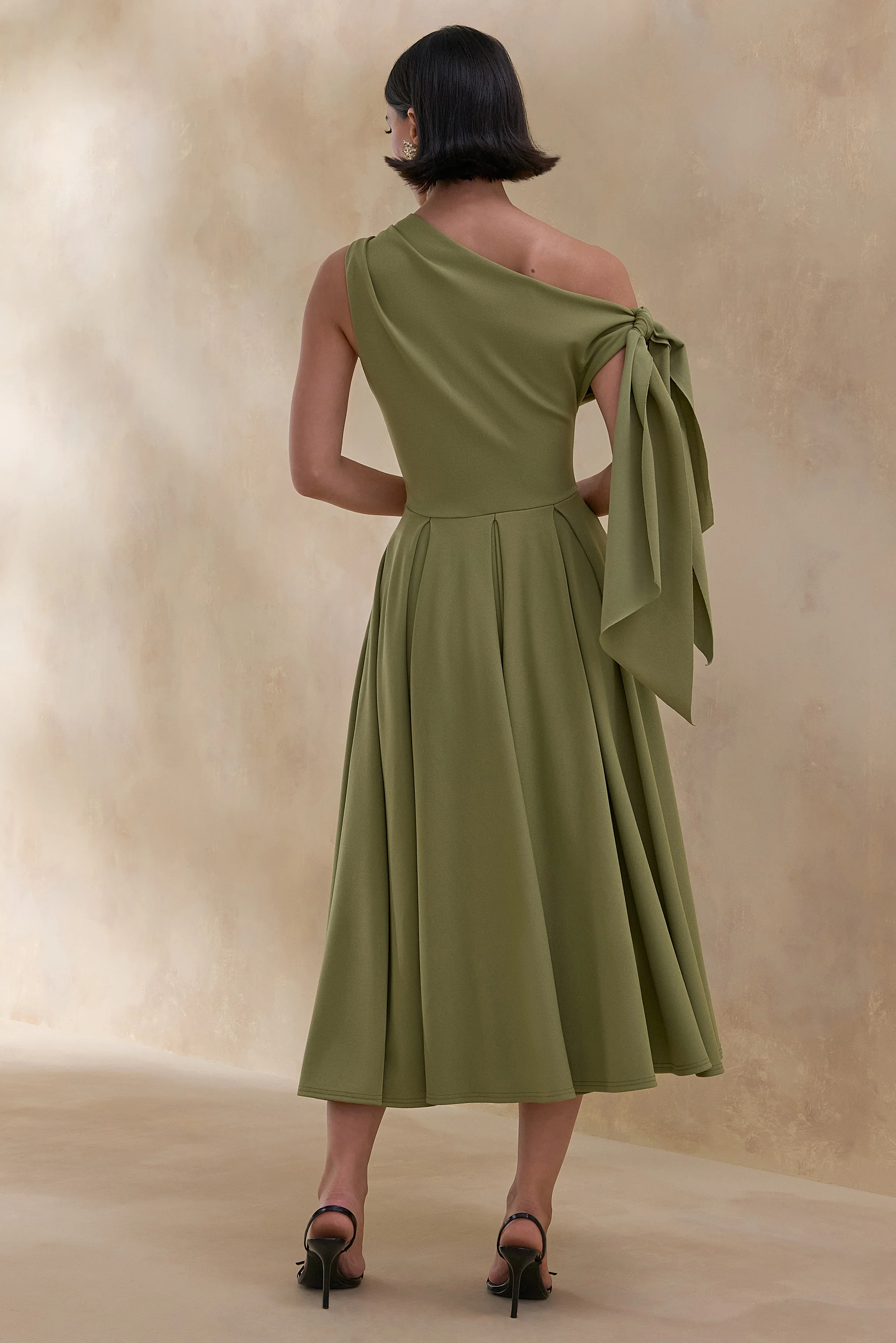 Daring | Robe mi-longue olive à encolure asymétrique et détail noué - Image 2