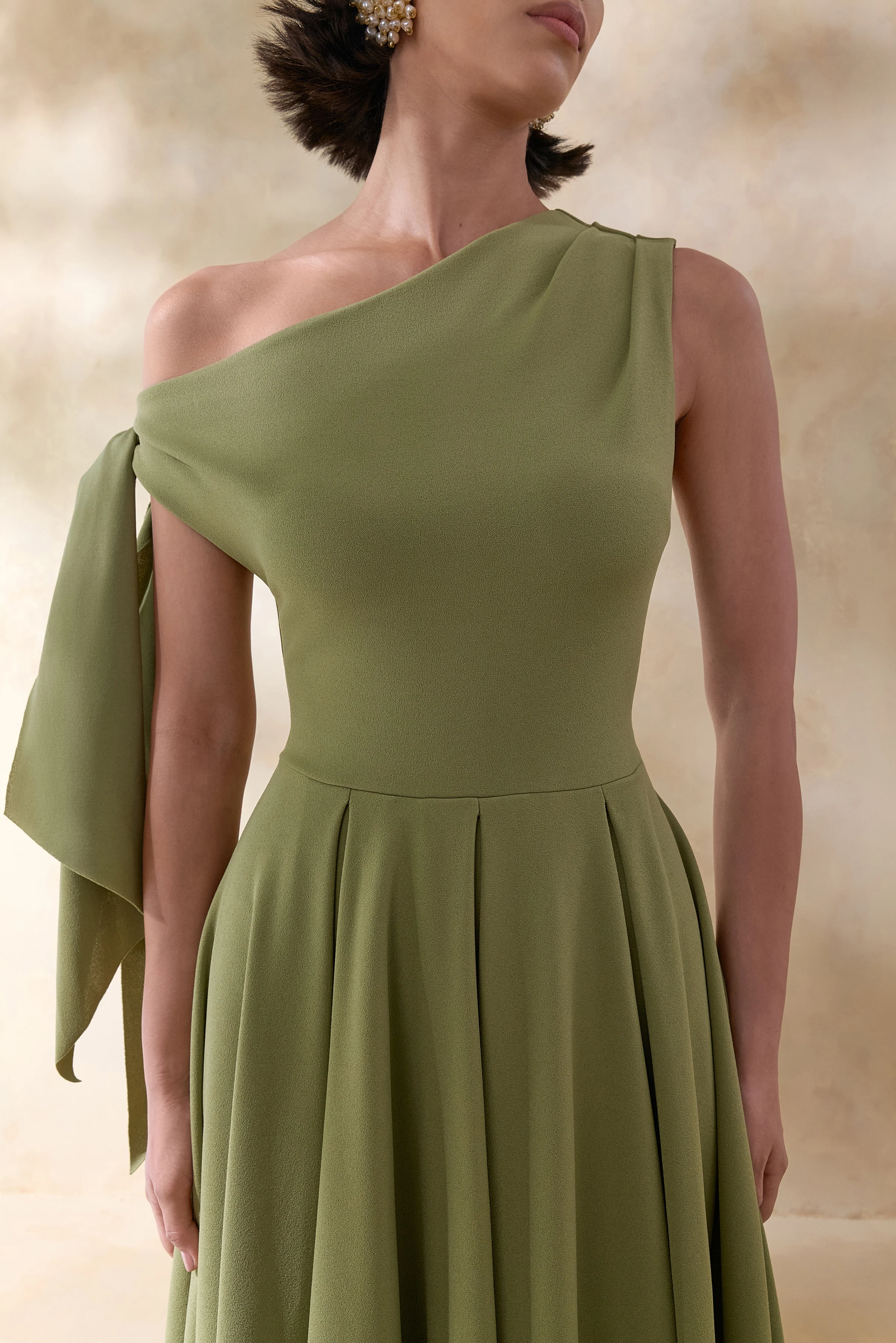 Daring | Robe mi-longue olive à encolure asymétrique et détail noué - Image 3