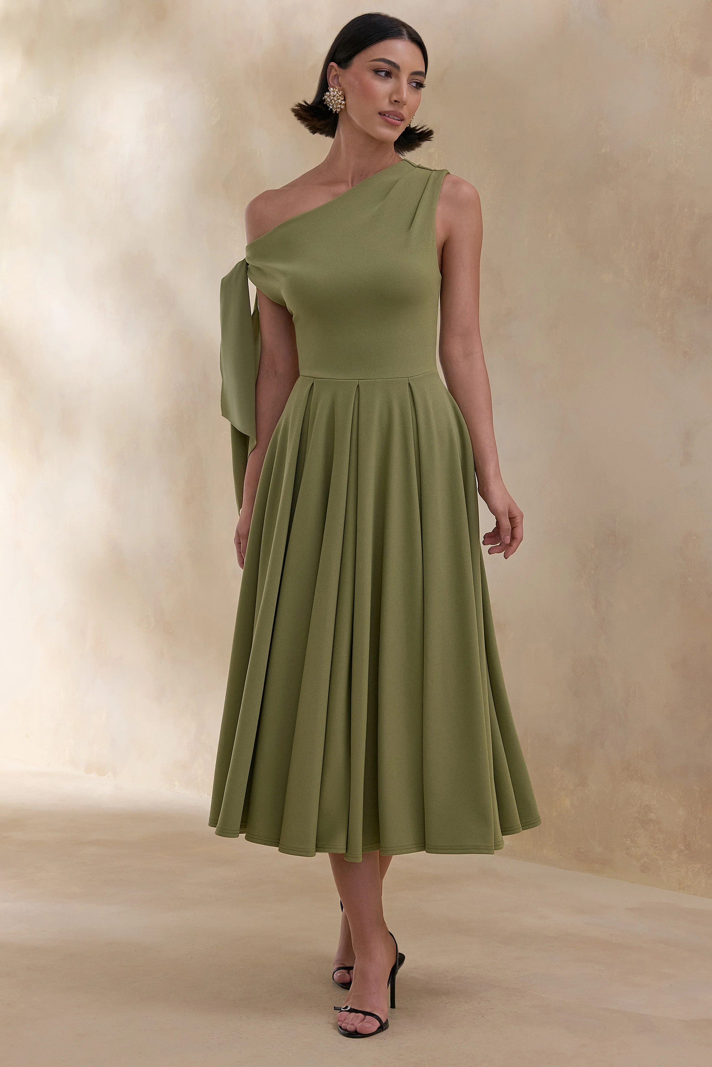 Daring | Robe mi-longue olive à encolure asymétrique et détail noué - Image 4