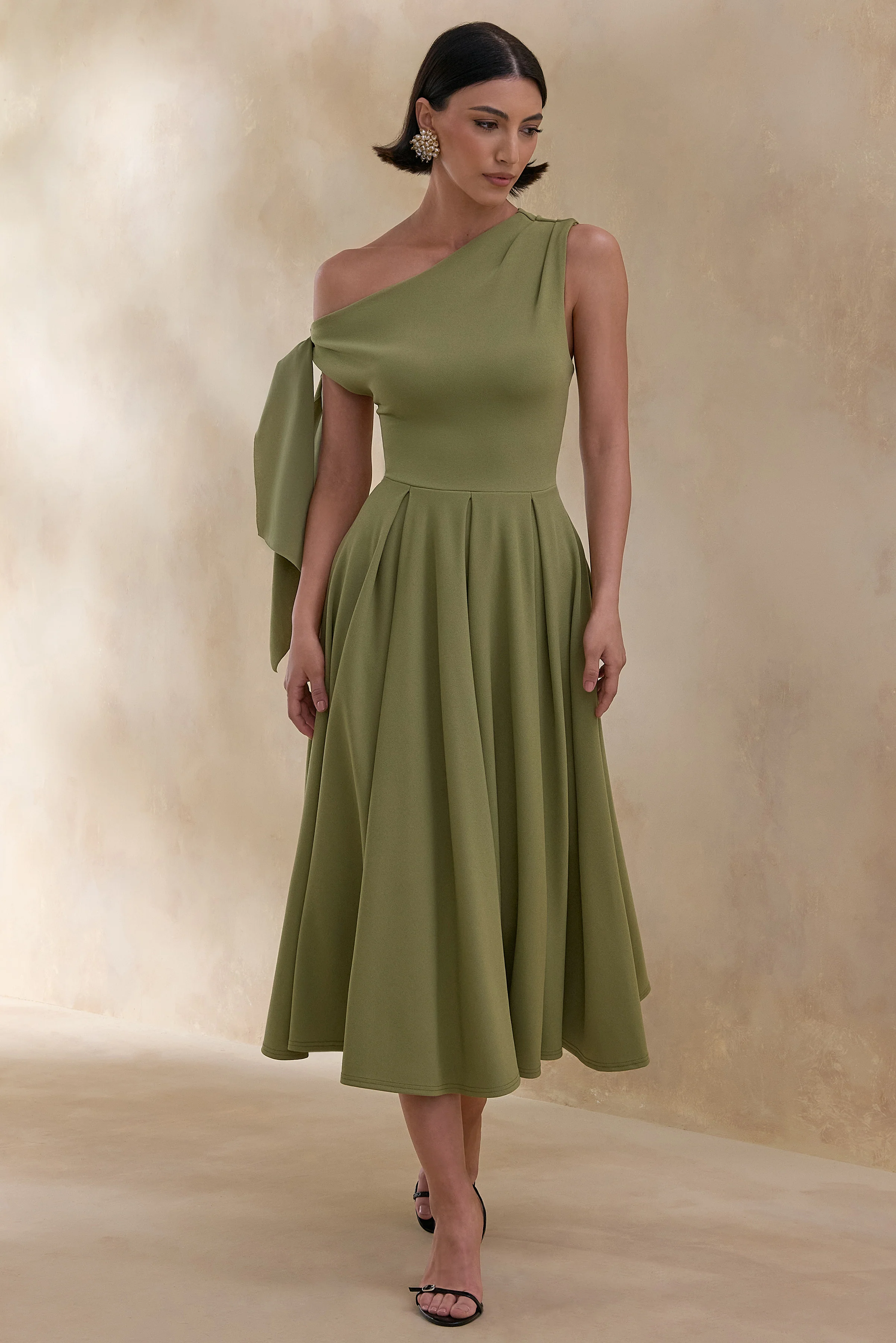 Daring | Robe mi-longue olive à encolure asymétrique et détail noué - Image 5