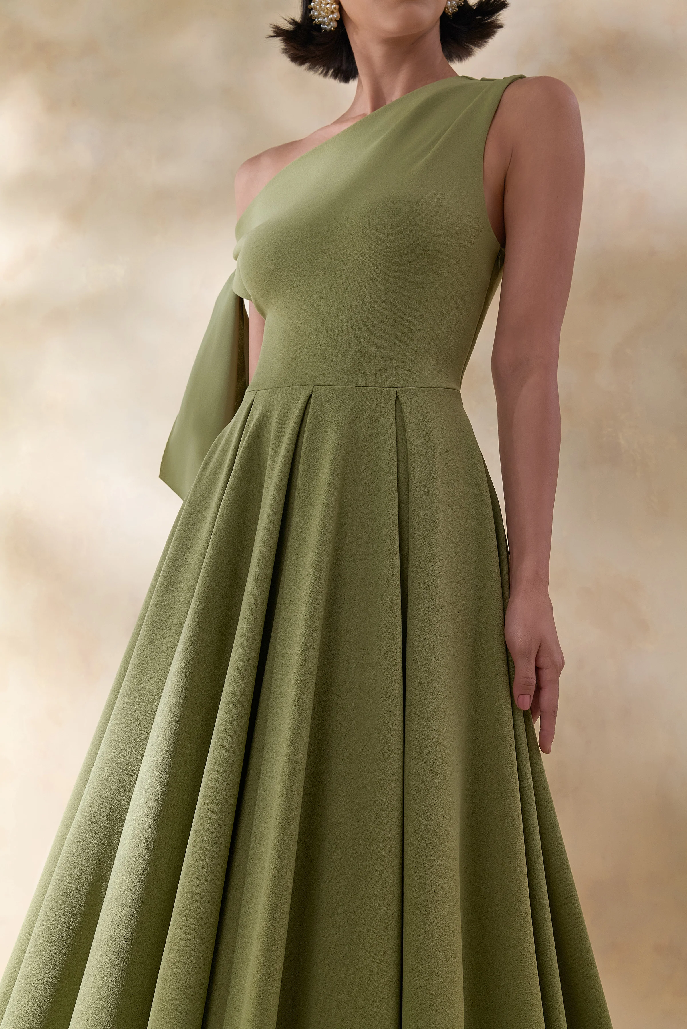 Daring | Robe mi-longue olive à encolure asymétrique et détail noué - Image 7