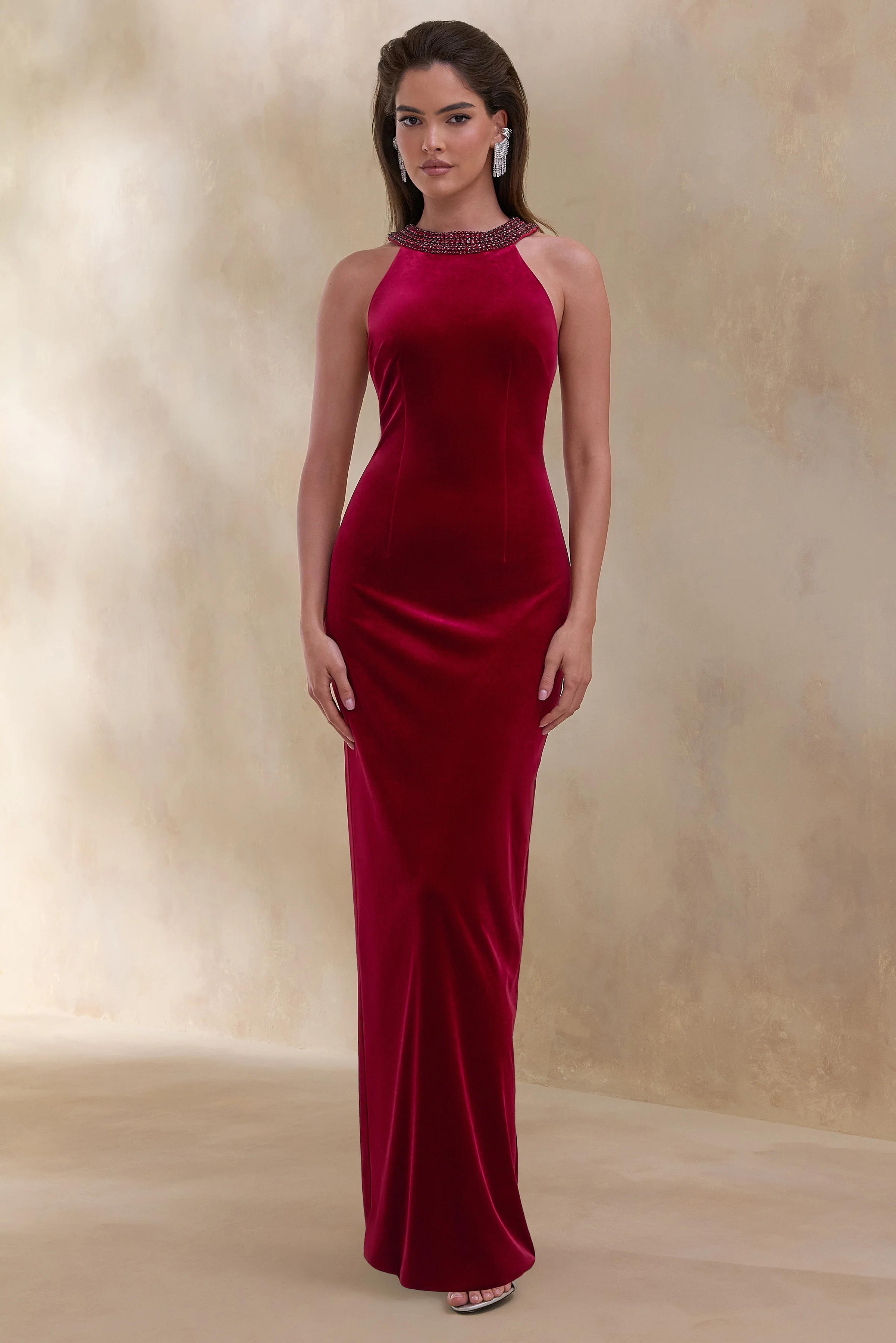 Darya | Robe longue en velours bordeaux à encolure haute ornée