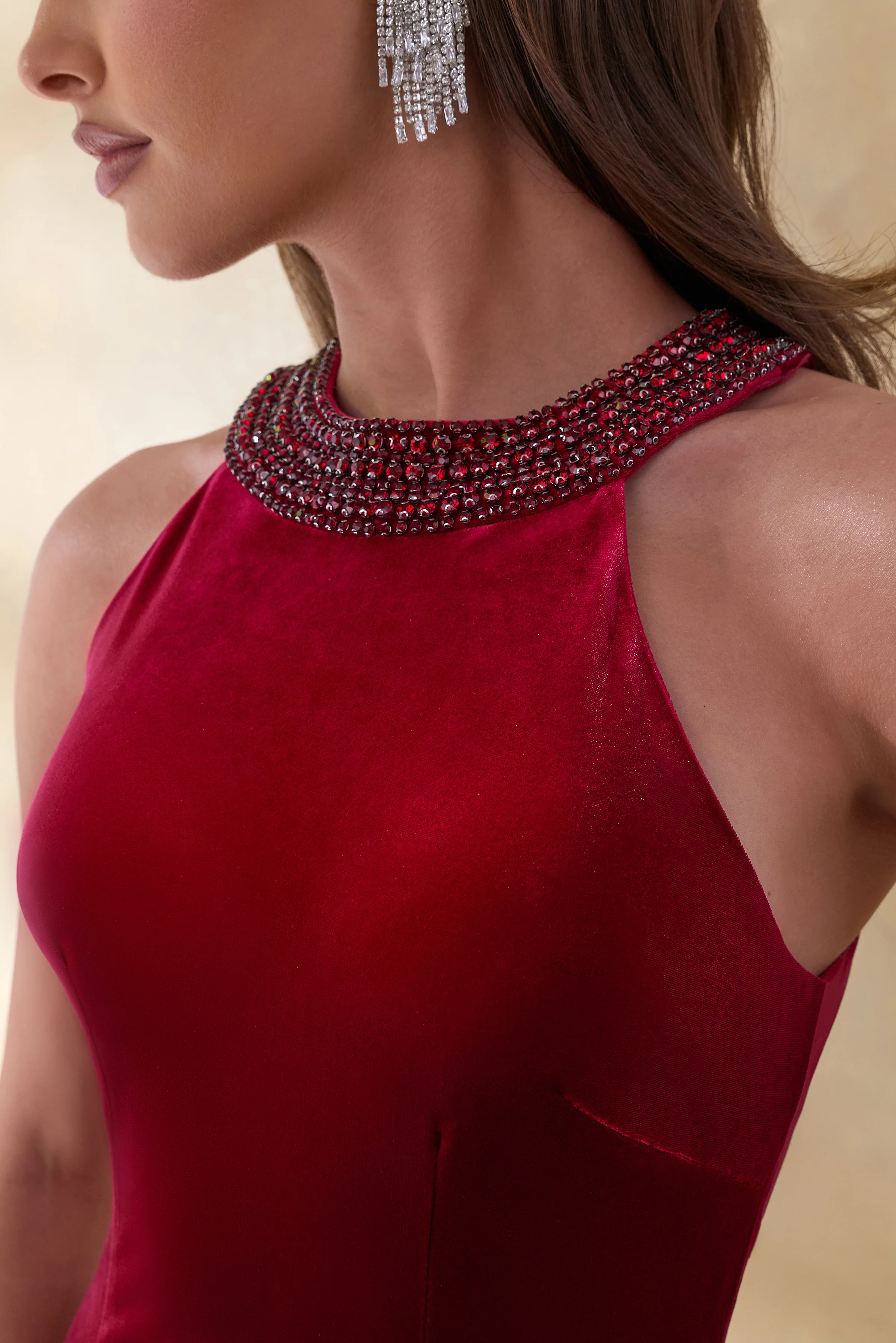 Darya | Robe longue en velours bordeaux à encolure haute ornée - Image 5