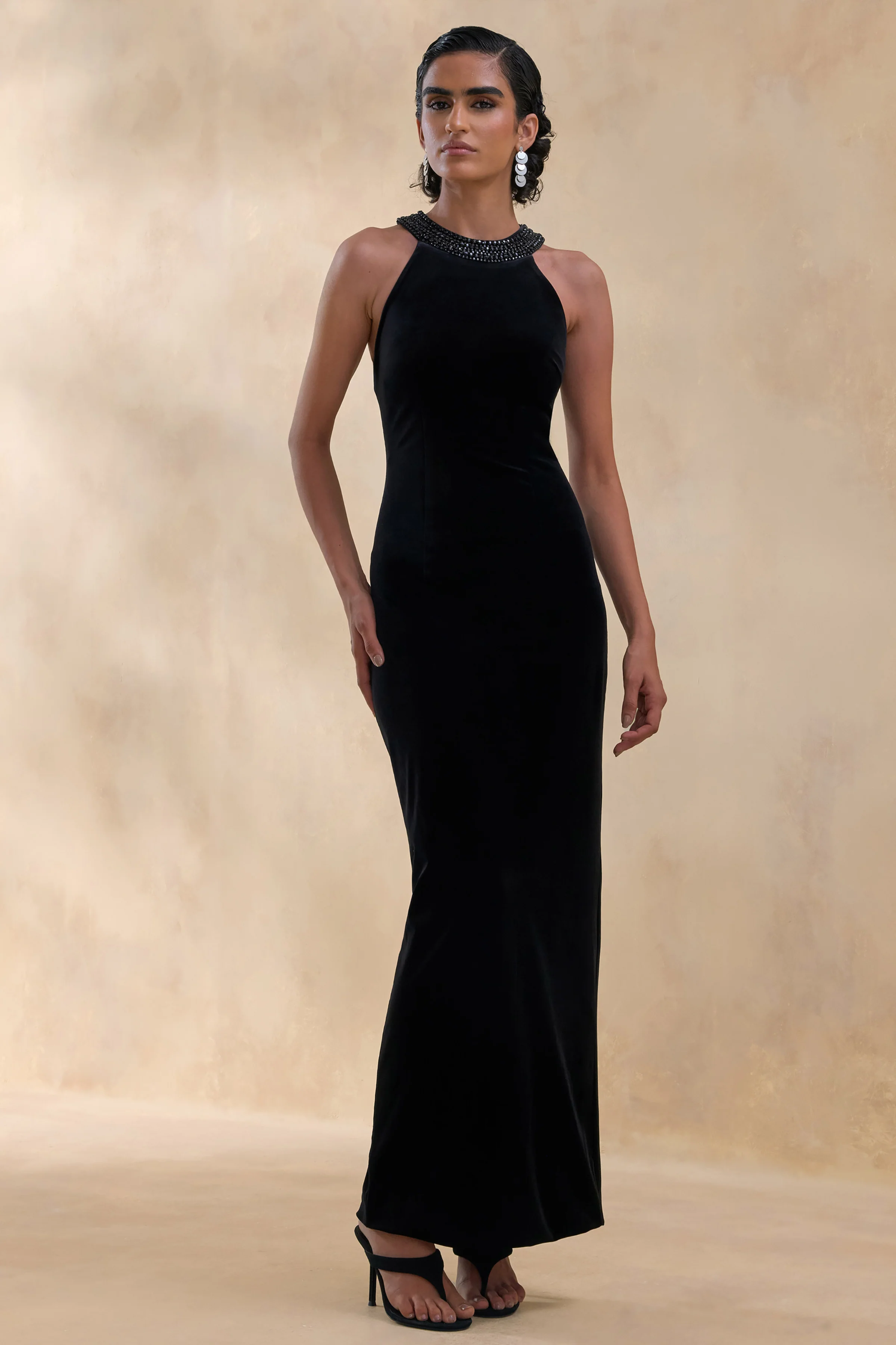 Darya | Robe longue en velours noir à encolure haute ornée