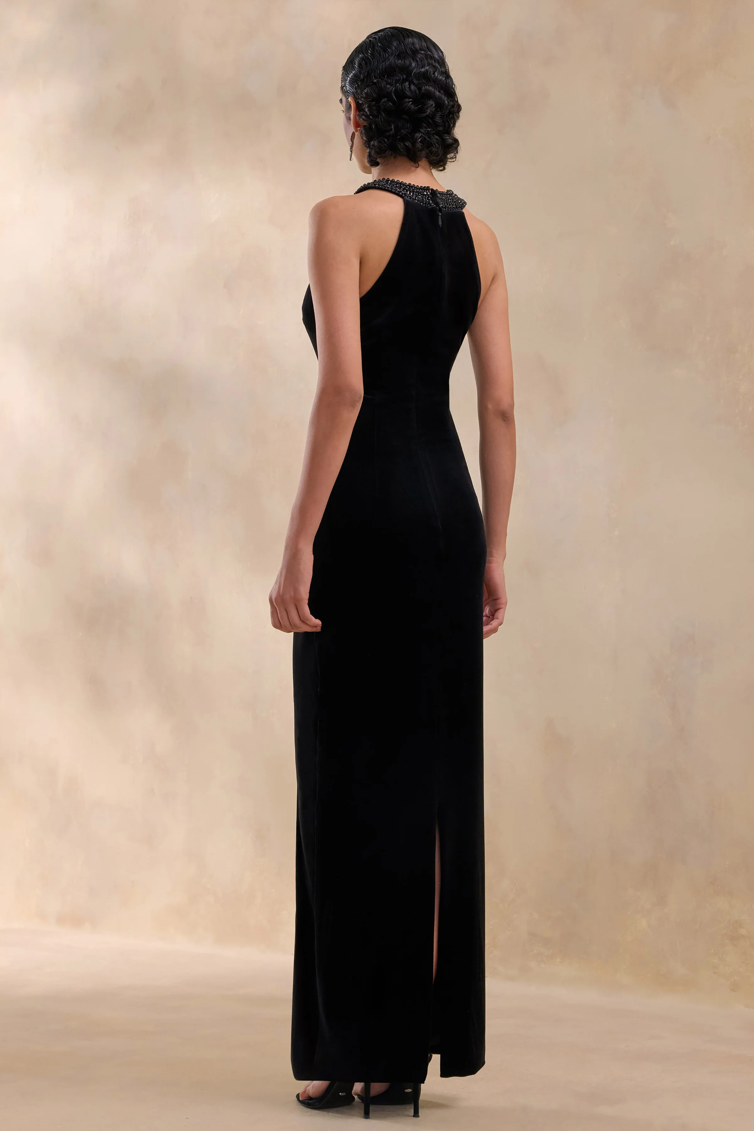 Darya | Robe longue en velours noir à encolure haute ornée - Image 2