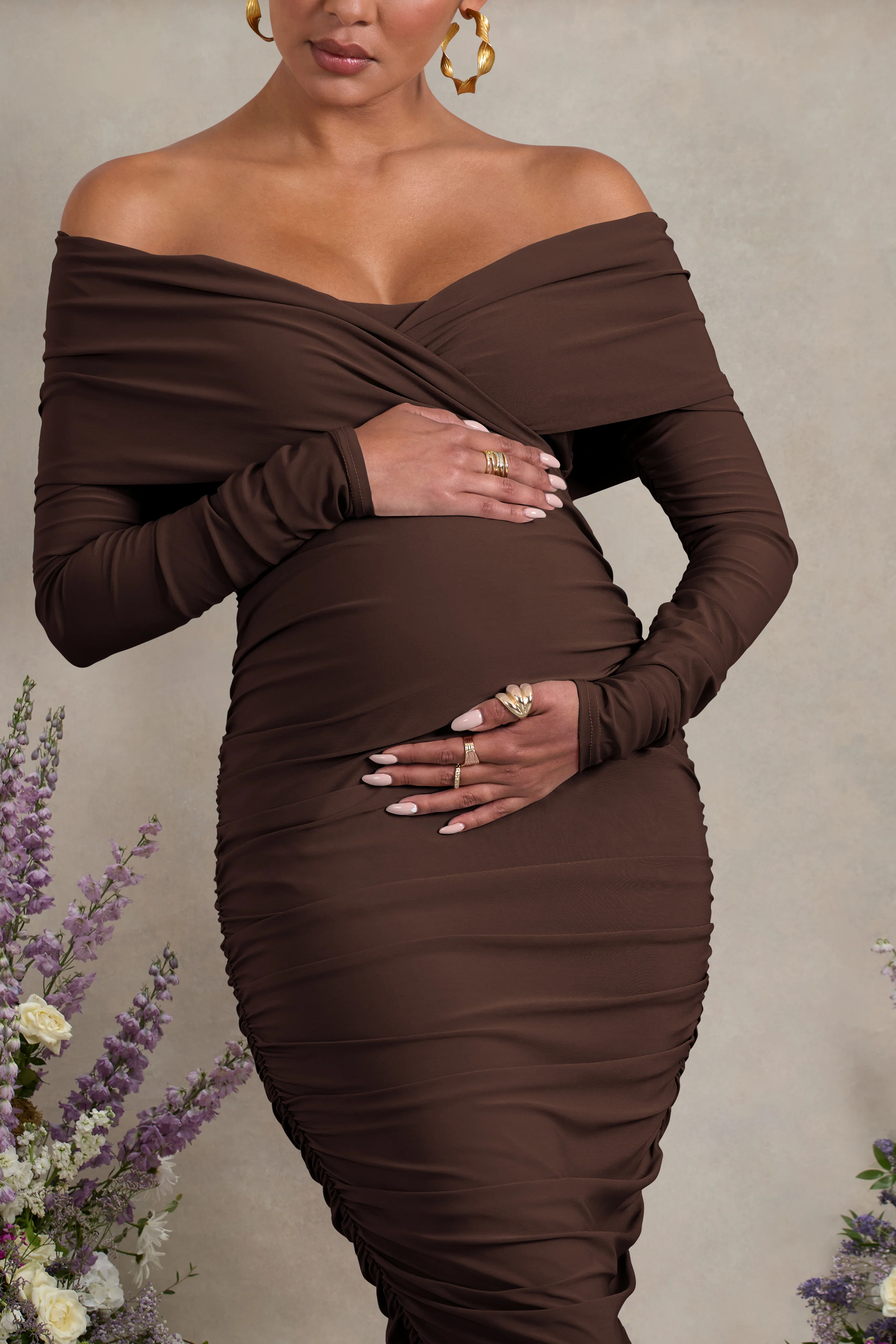 Davina | Robe mi-longue de maternité marron froncée à décolleté bardot torsadé - Image 3