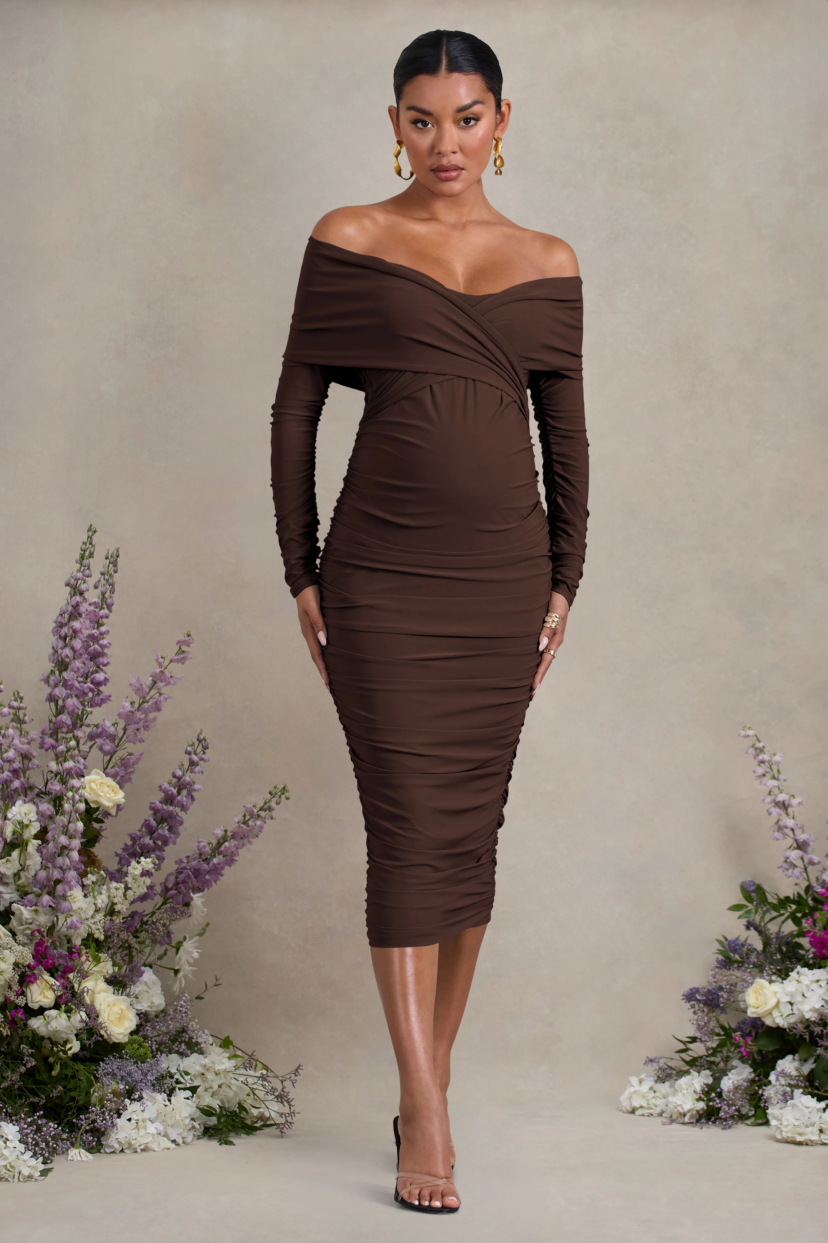 Davina | Robe mi-longue de maternité marron froncée à décolleté bardot torsadé - Image 4