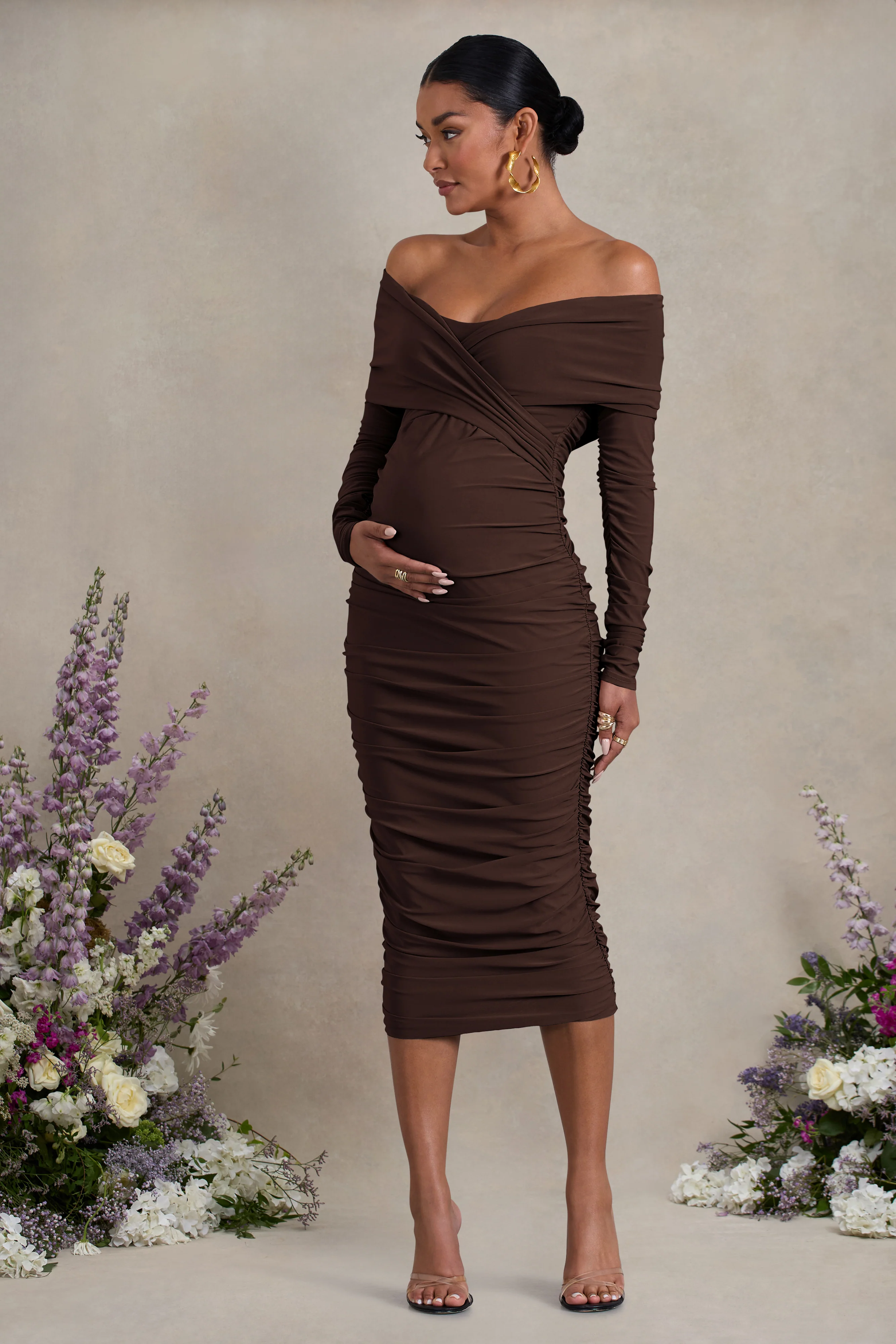 Davina | Robe mi-longue de maternité marron froncée à décolleté bardot torsadé - Image 5
