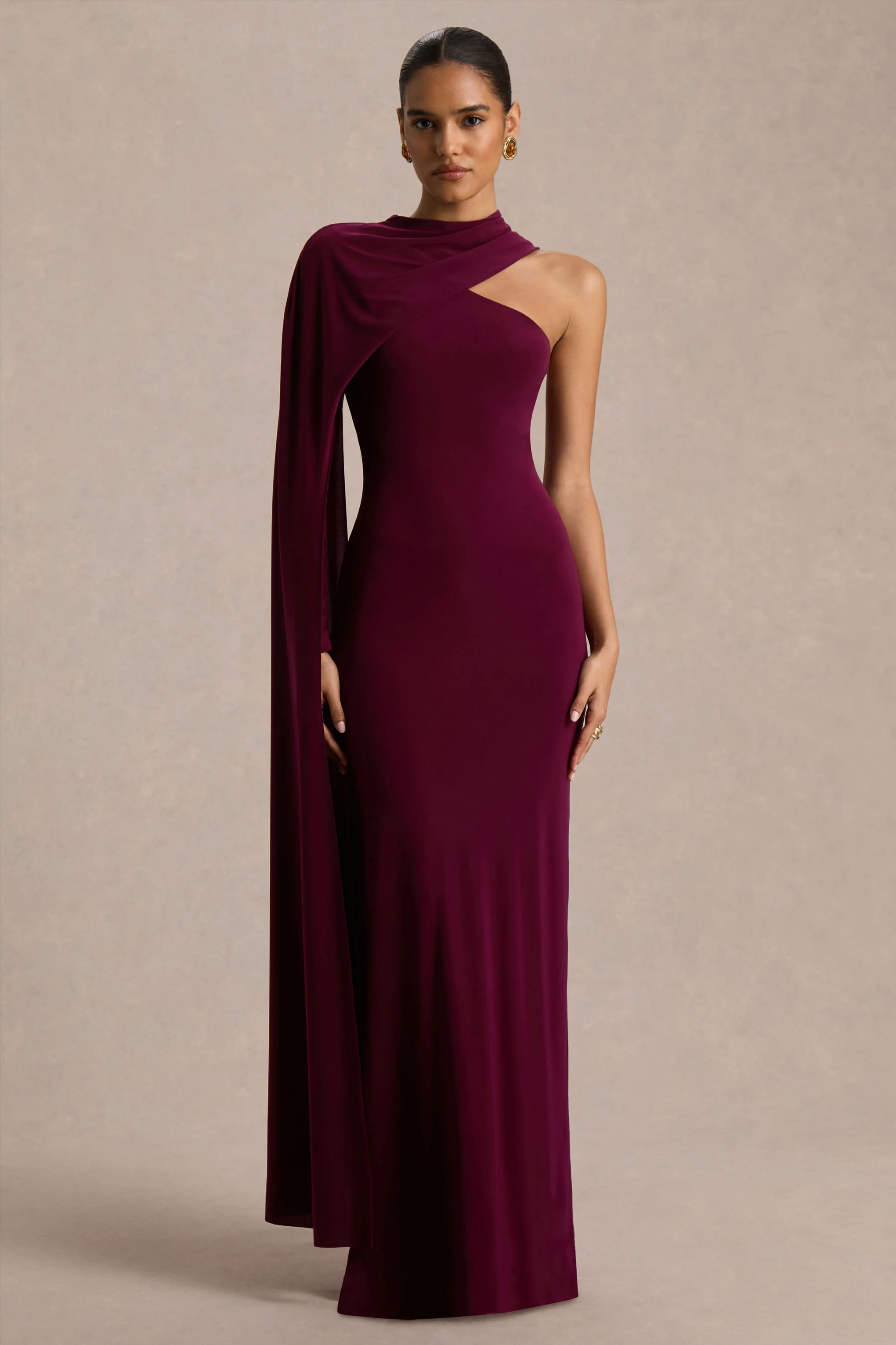 Dawn | Robe longue rouge bordeaux à encolure asymétrique avec une manche longue et cape
