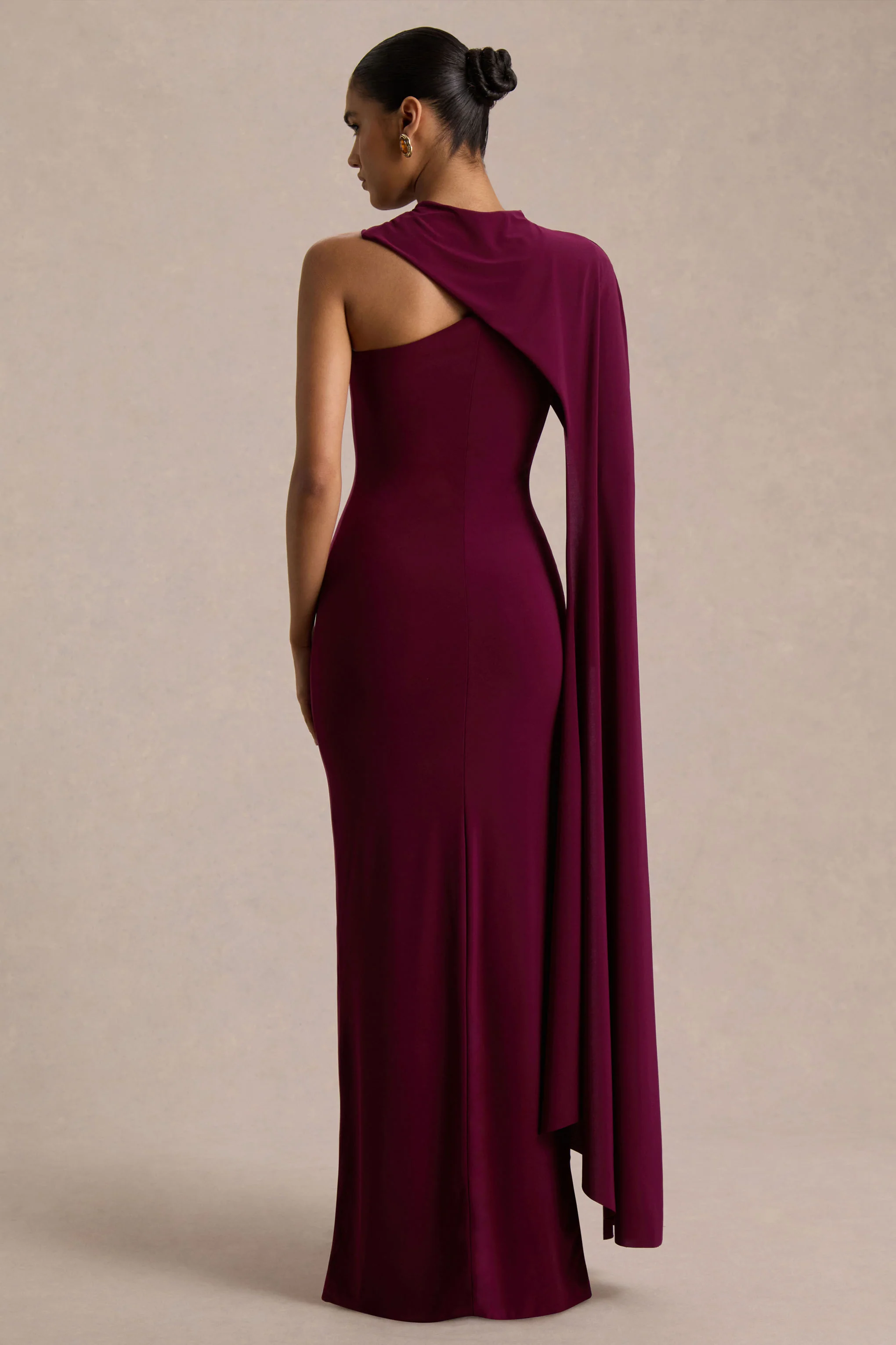 Dawn | Robe longue rouge bordeaux à encolure asymétrique avec une manche longue et cape - Image 2