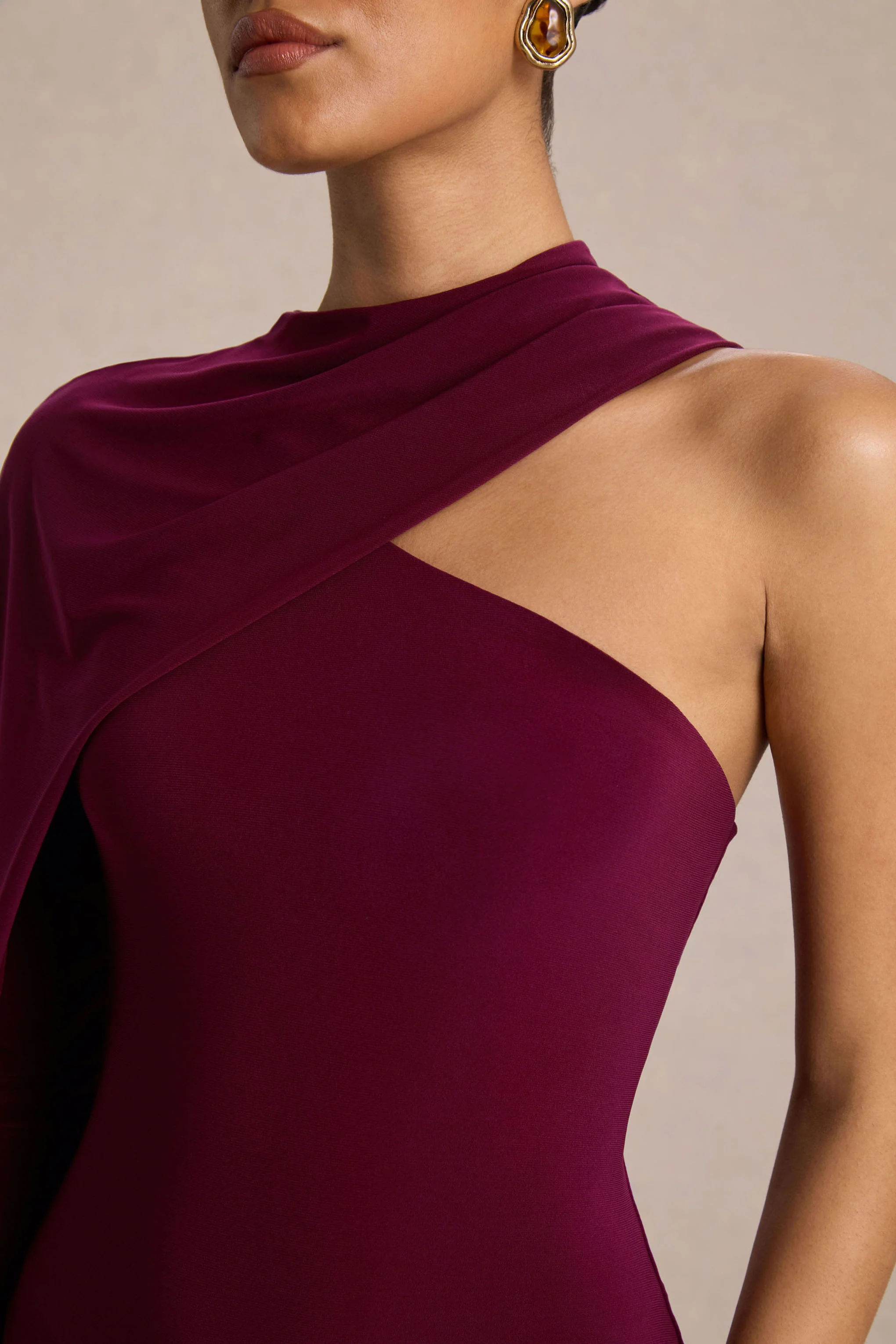 Dawn | Robe longue rouge bordeaux à encolure asymétrique avec une manche longue et cape - Image 3