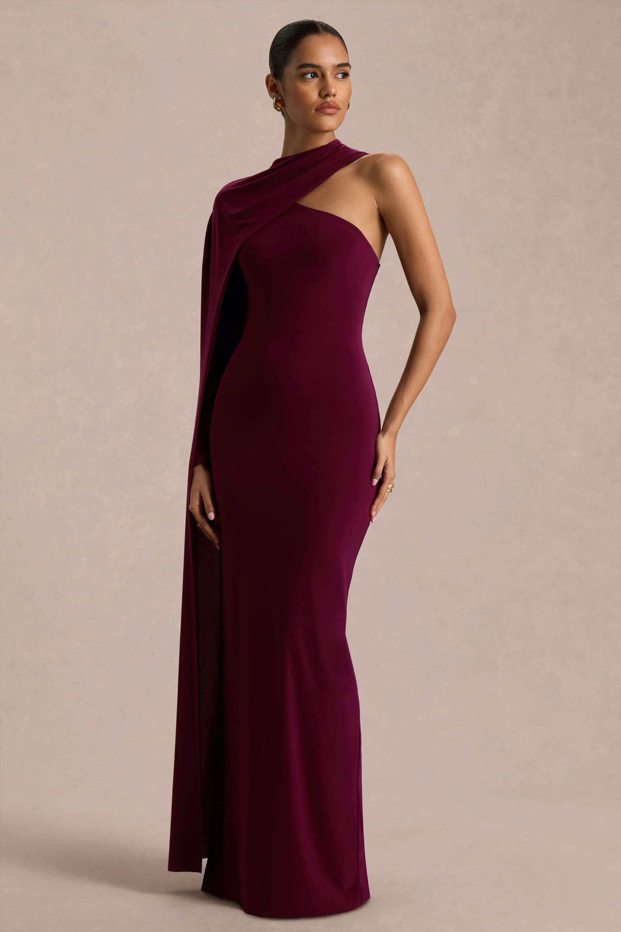 Dawn | Robe longue rouge bordeaux à encolure asymétrique avec une manche longue et cape - Image 4