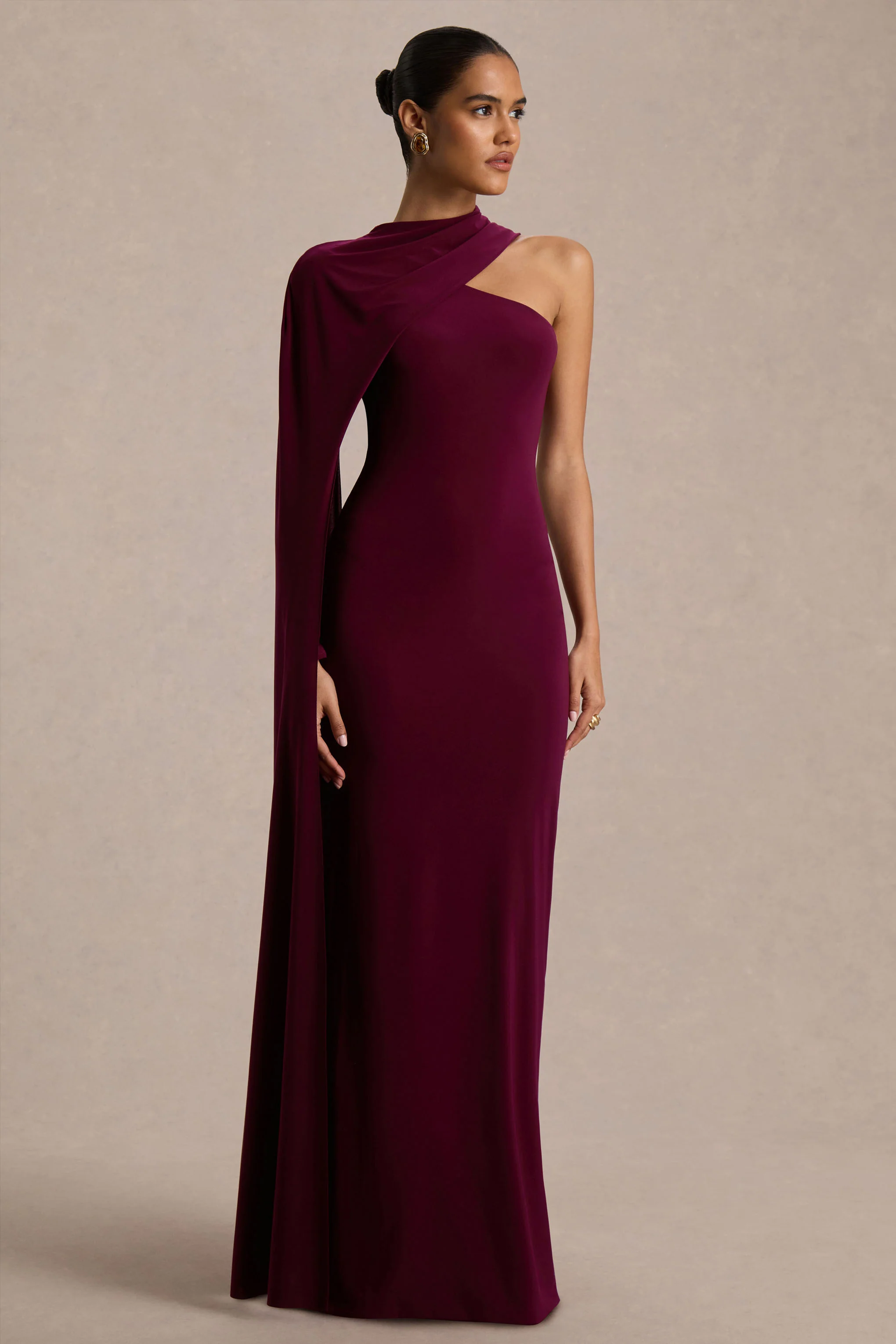 Dawn | Robe longue rouge bordeaux à encolure asymétrique avec une manche longue et cape - Image 5