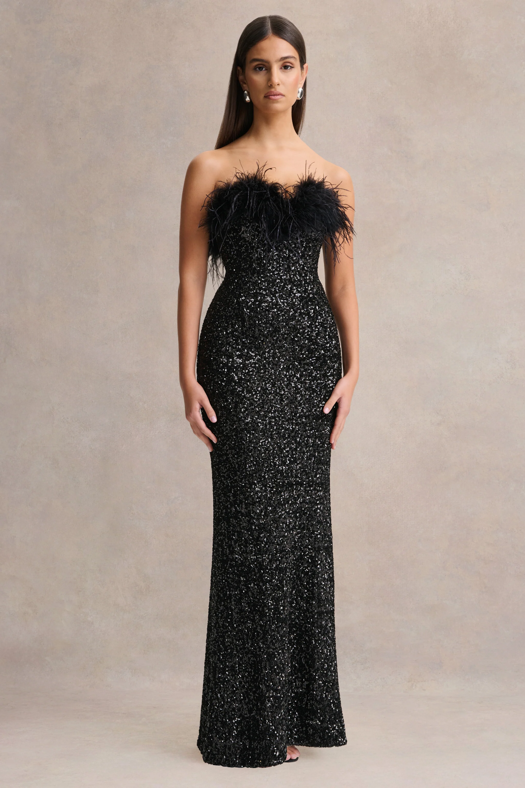 Daze | Robe longue noire à sequins à encolure bandeau avec bordure en plumes