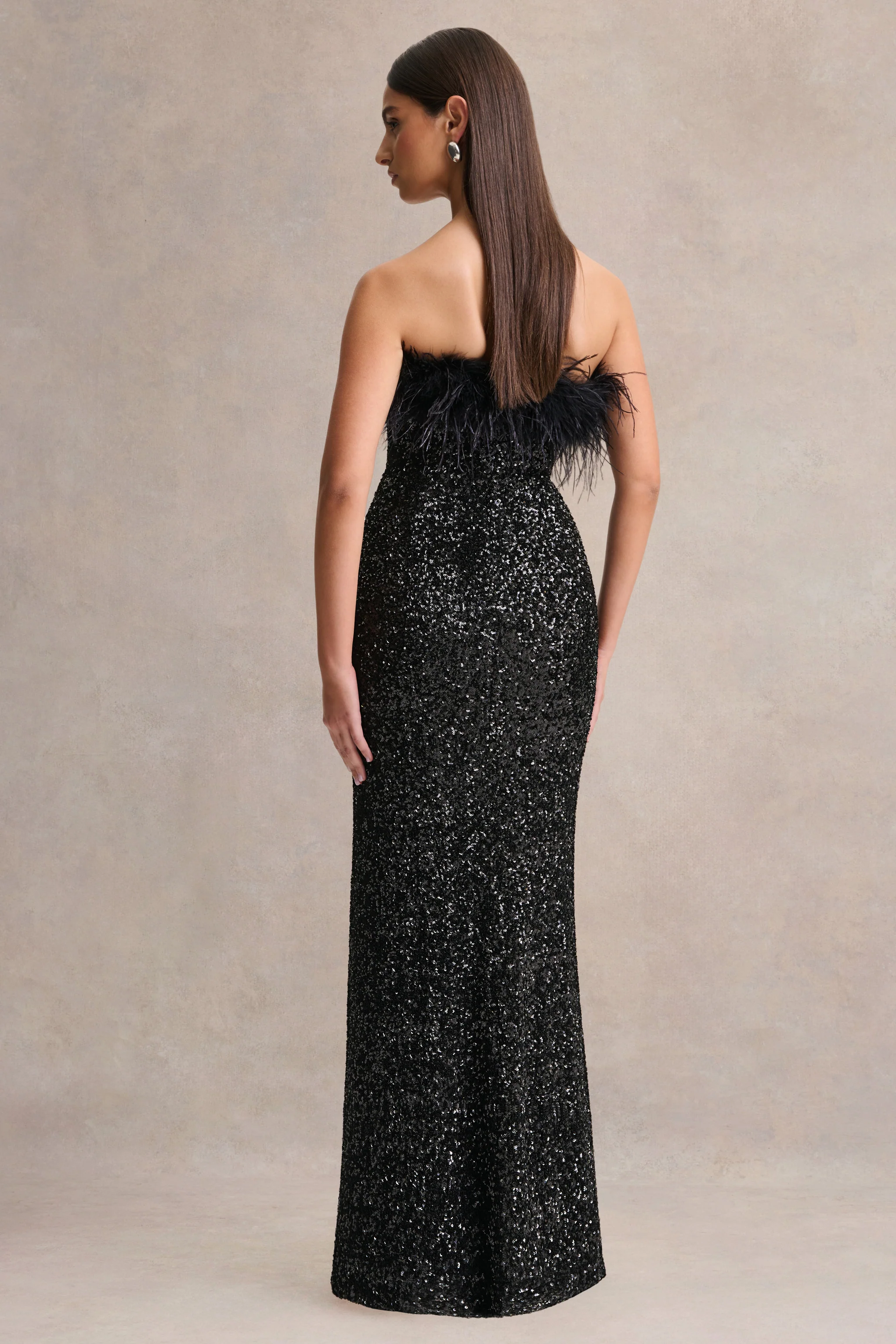 Daze | Robe longue noire à sequins à encolure bandeau avec bordure en plumes - Image 2