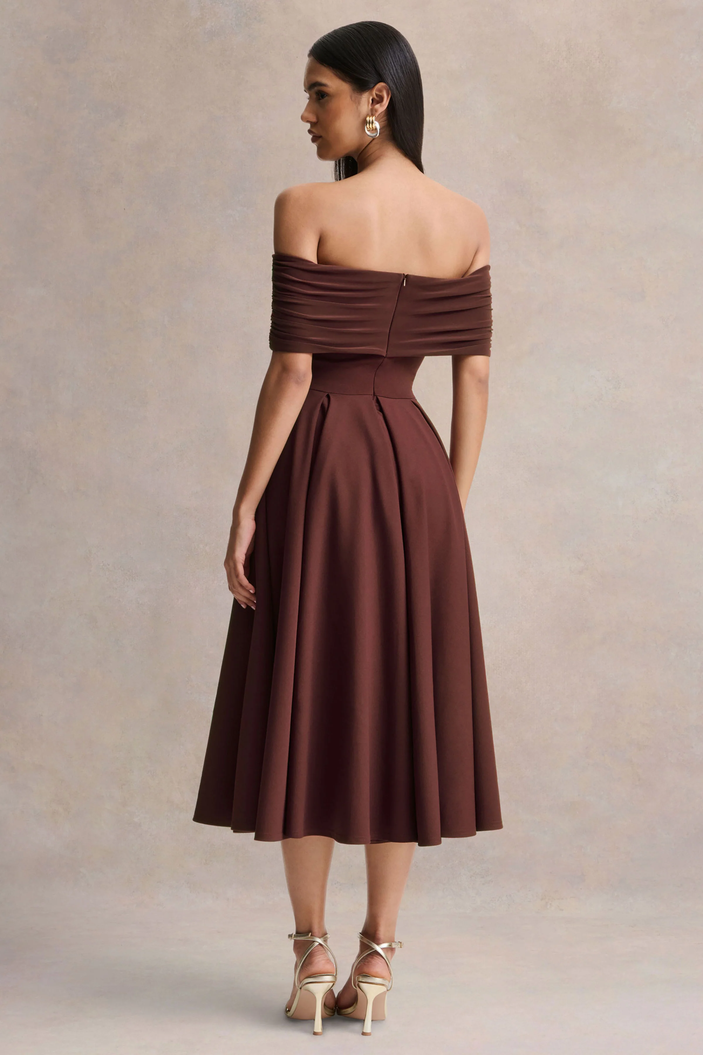 Dearest | Robe mi-longue marron à encolure bardot - Image 2