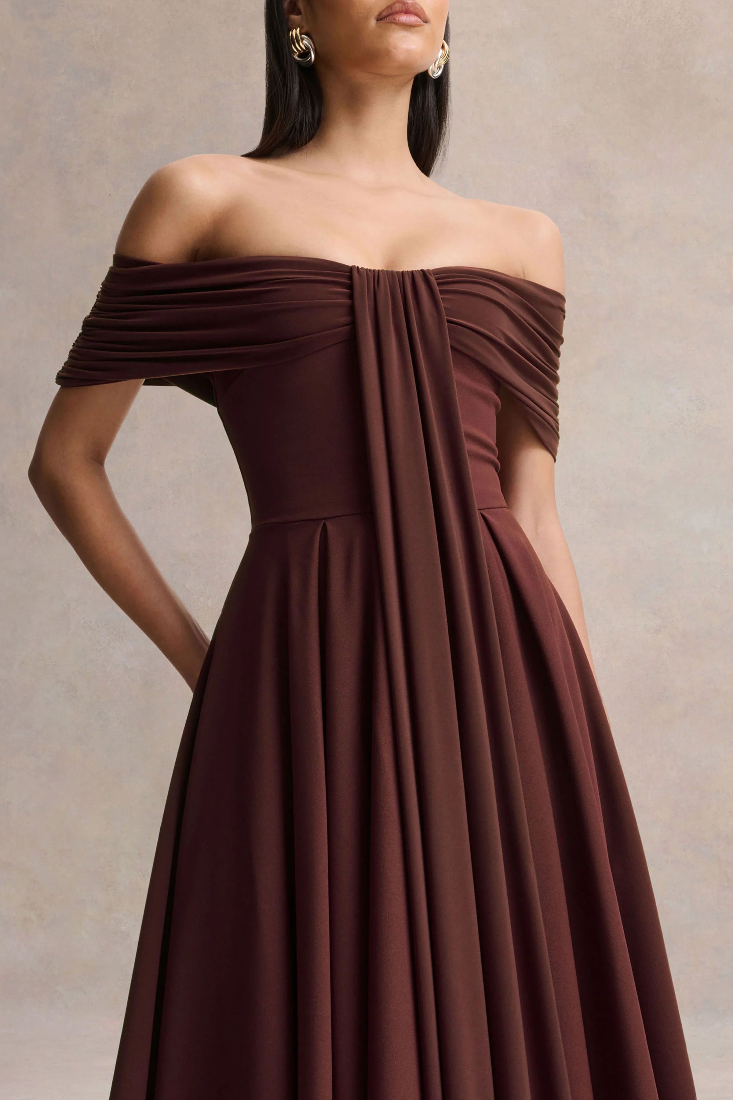 Dearest | Robe mi-longue marron à encolure bardot - Image 3