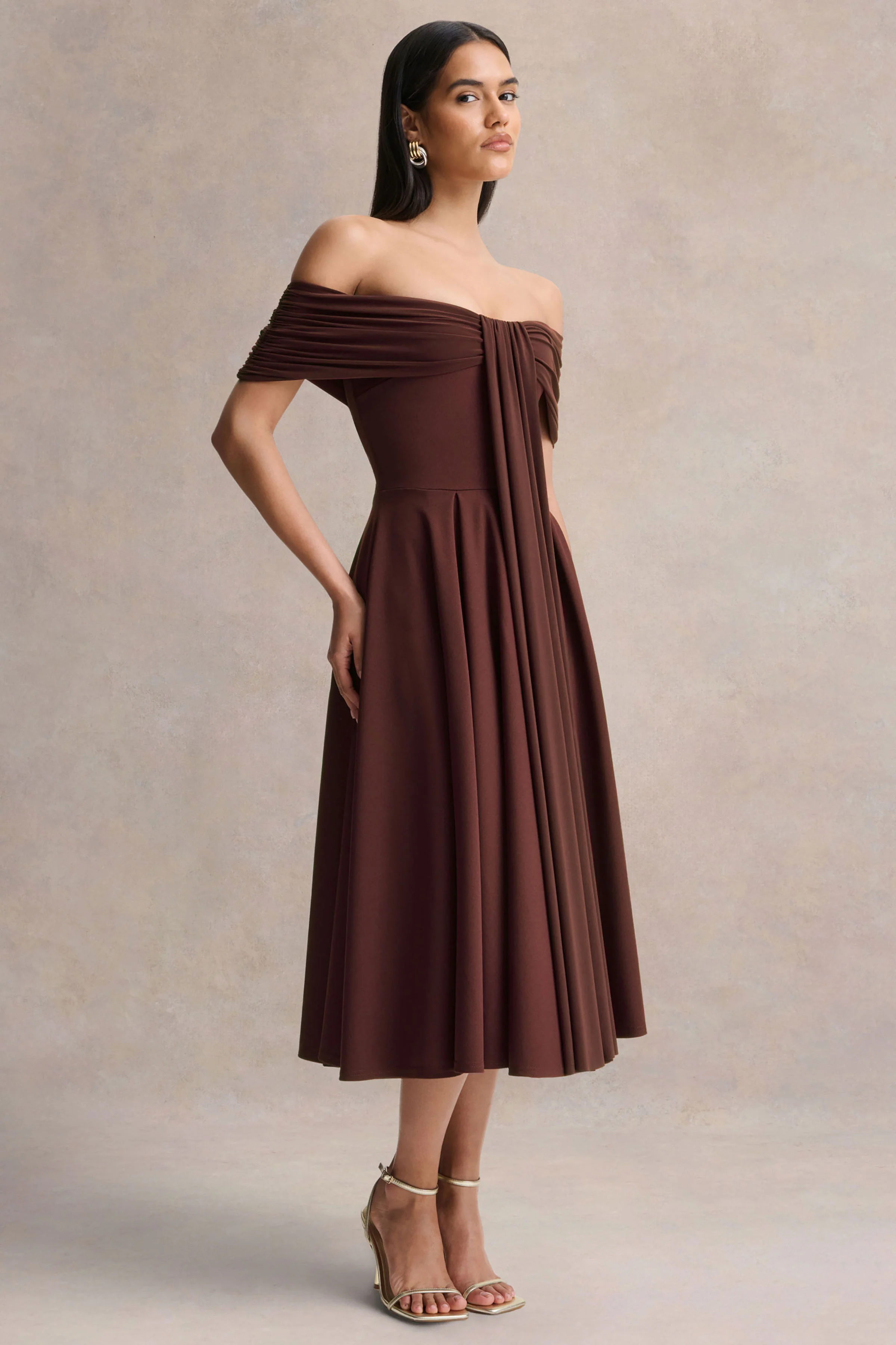 Dearest | Robe mi-longue marron à encolure bardot - Image 5