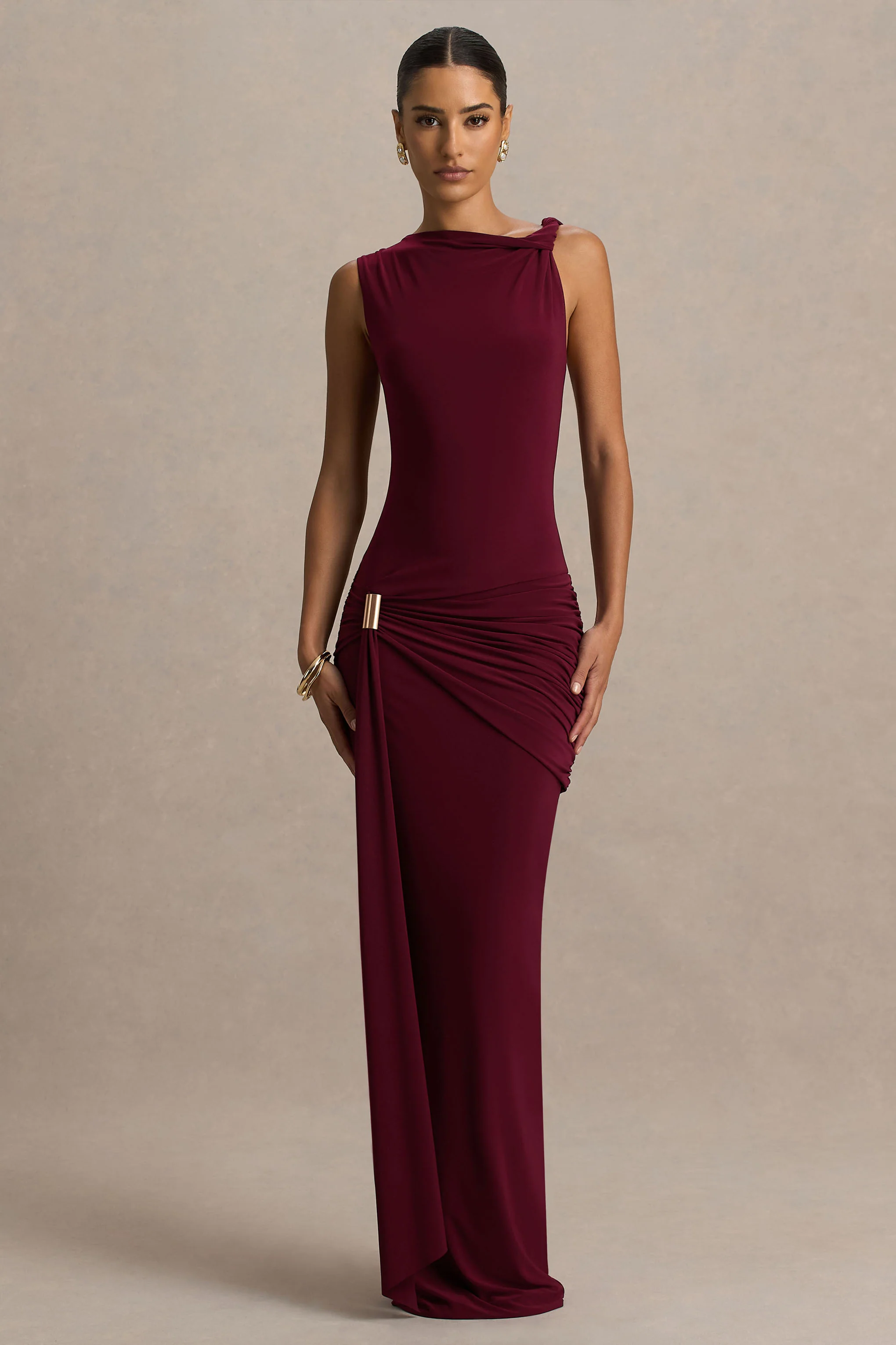 Decadence | Robe longue bordeaux à col haut avec manche torsadée et drapé élégant