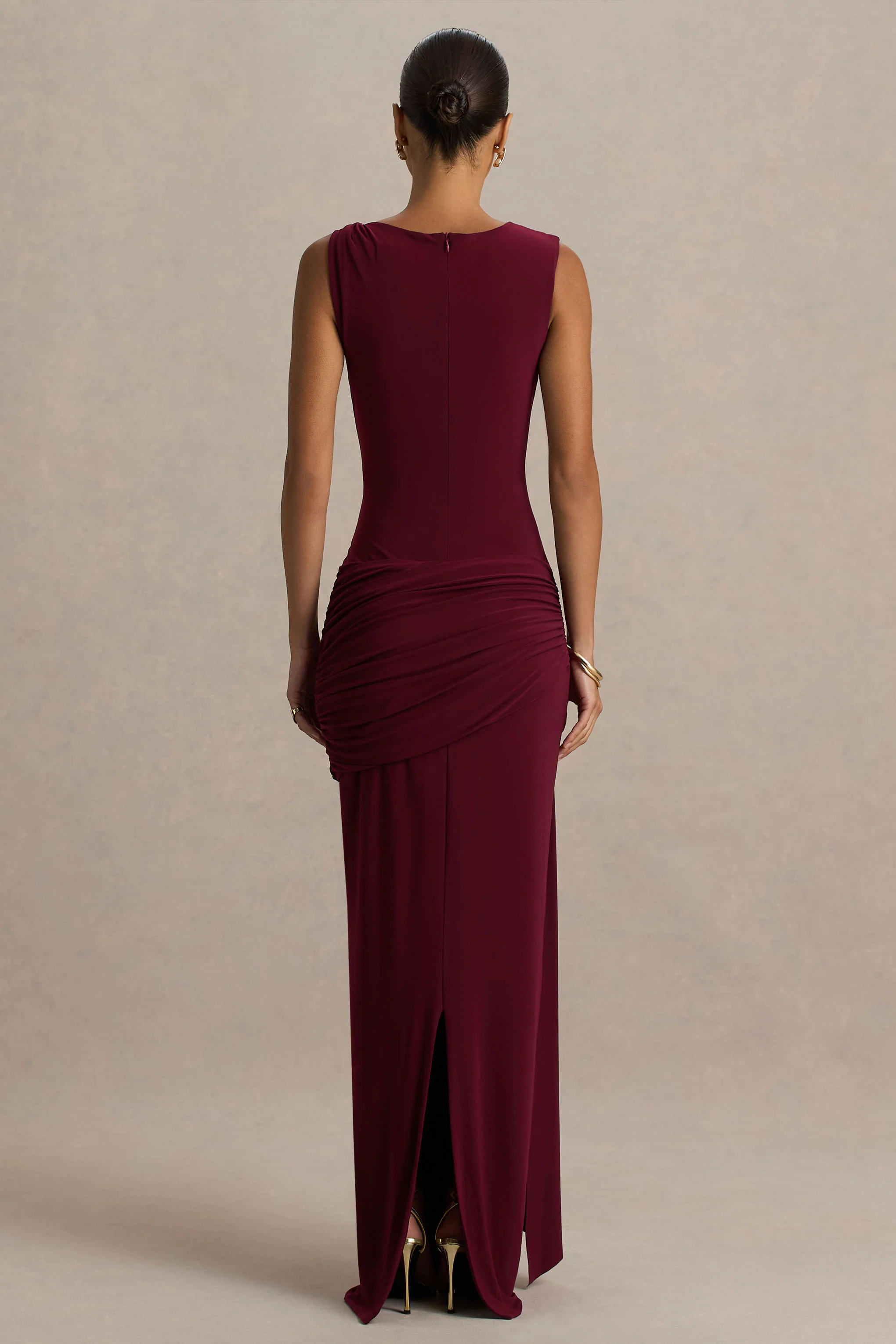 Decadence | Robe longue bordeaux à col haut avec manche torsadée et drapé élégant - Image 2
