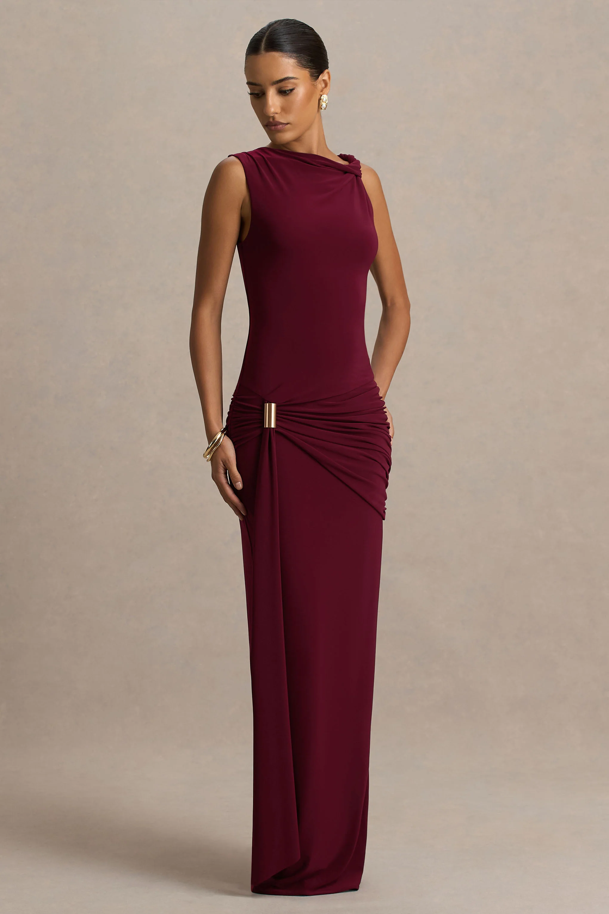 Decadence | Robe longue bordeaux à col haut avec manche torsadée et drapé élégant - Image 5