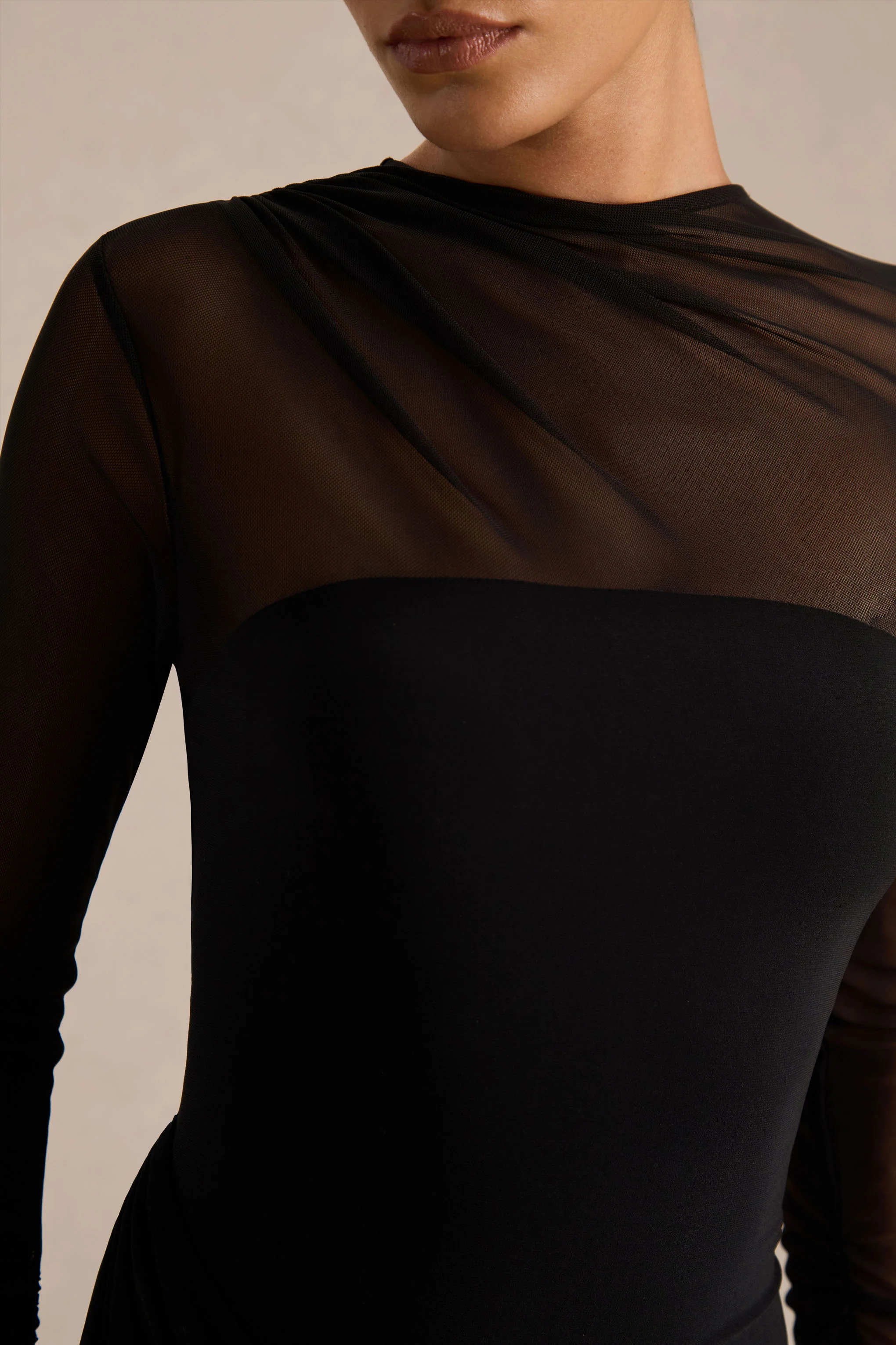 Deema | Robe longue noire en jersey et tulle à col montant - Image 6