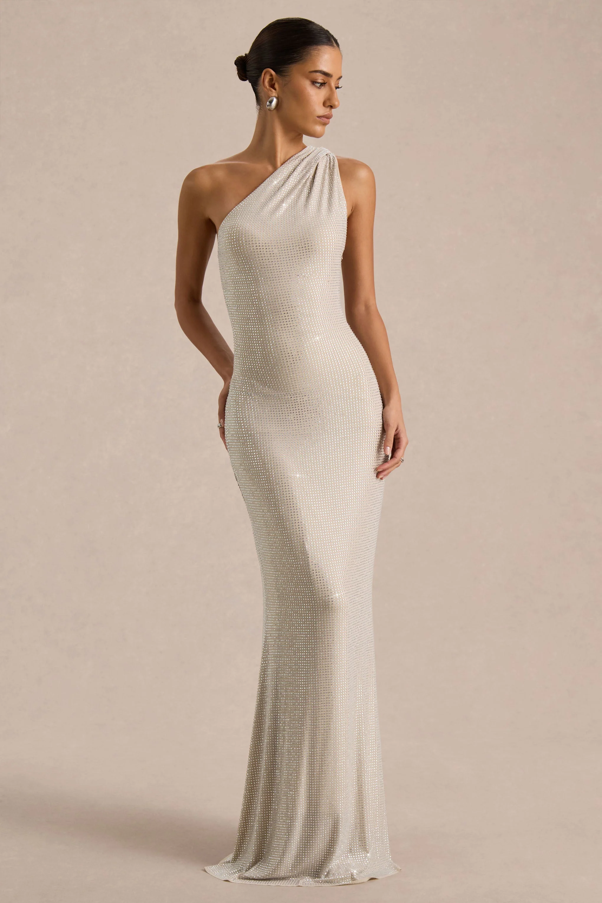 Deity | Robe longue argentée à encolure asymétrique avec dos ouvert - Image 3