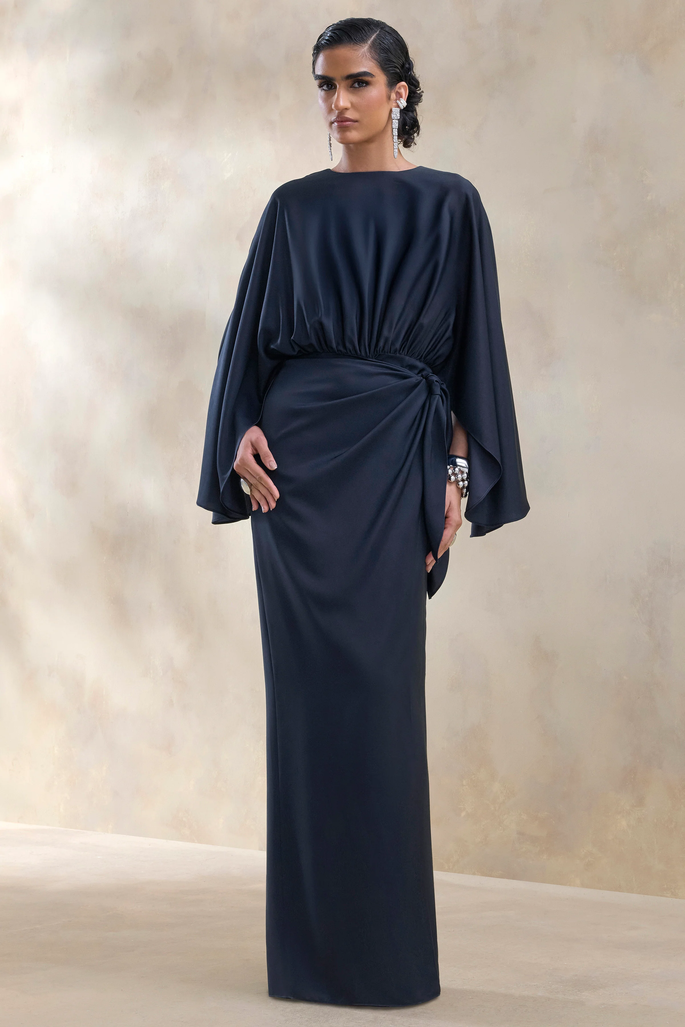 Delphina | Robe longue en satin bleu marine avec détails froncés et noués