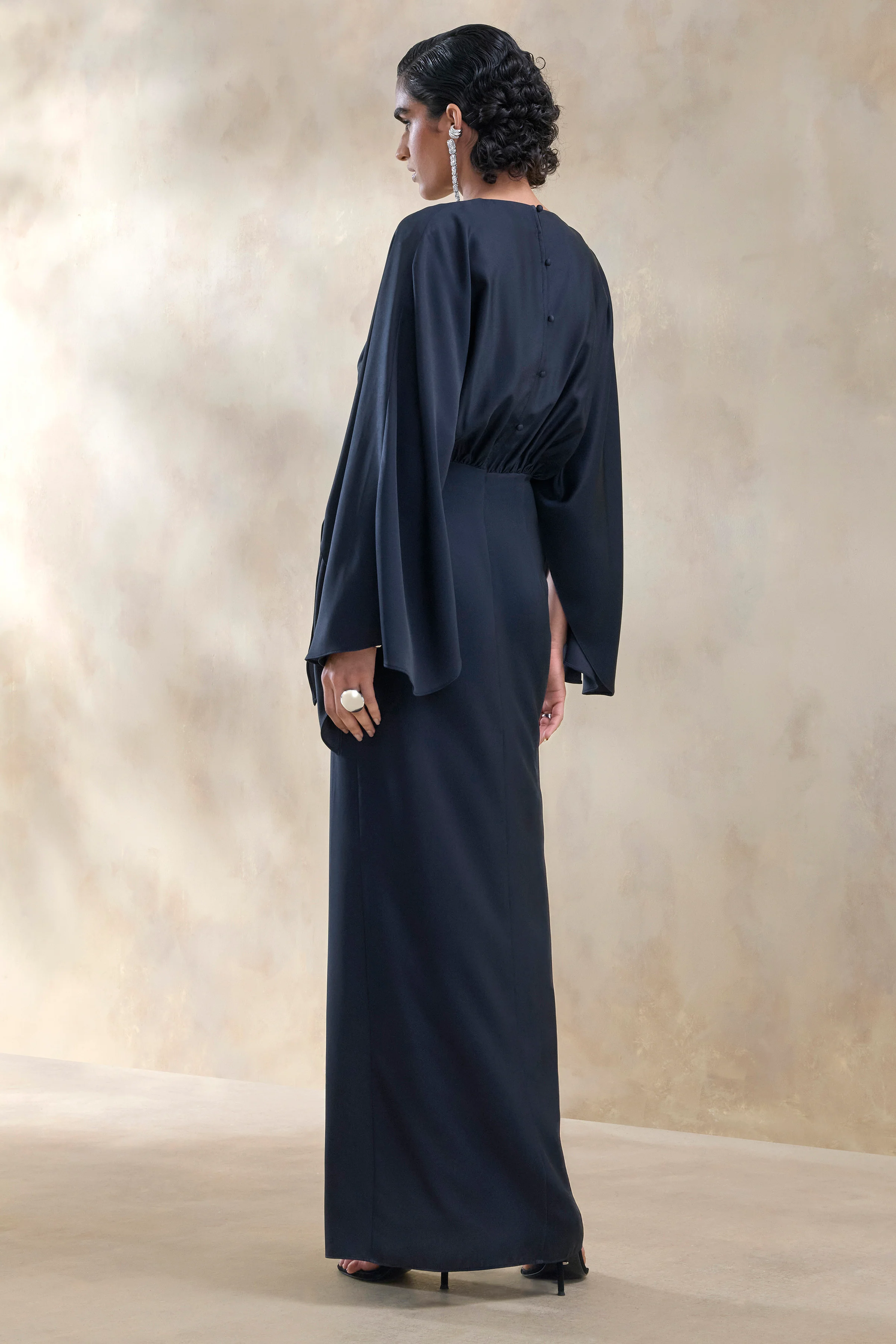 Delphina | Robe longue en satin bleu marine avec détails froncés et noués - Image 2