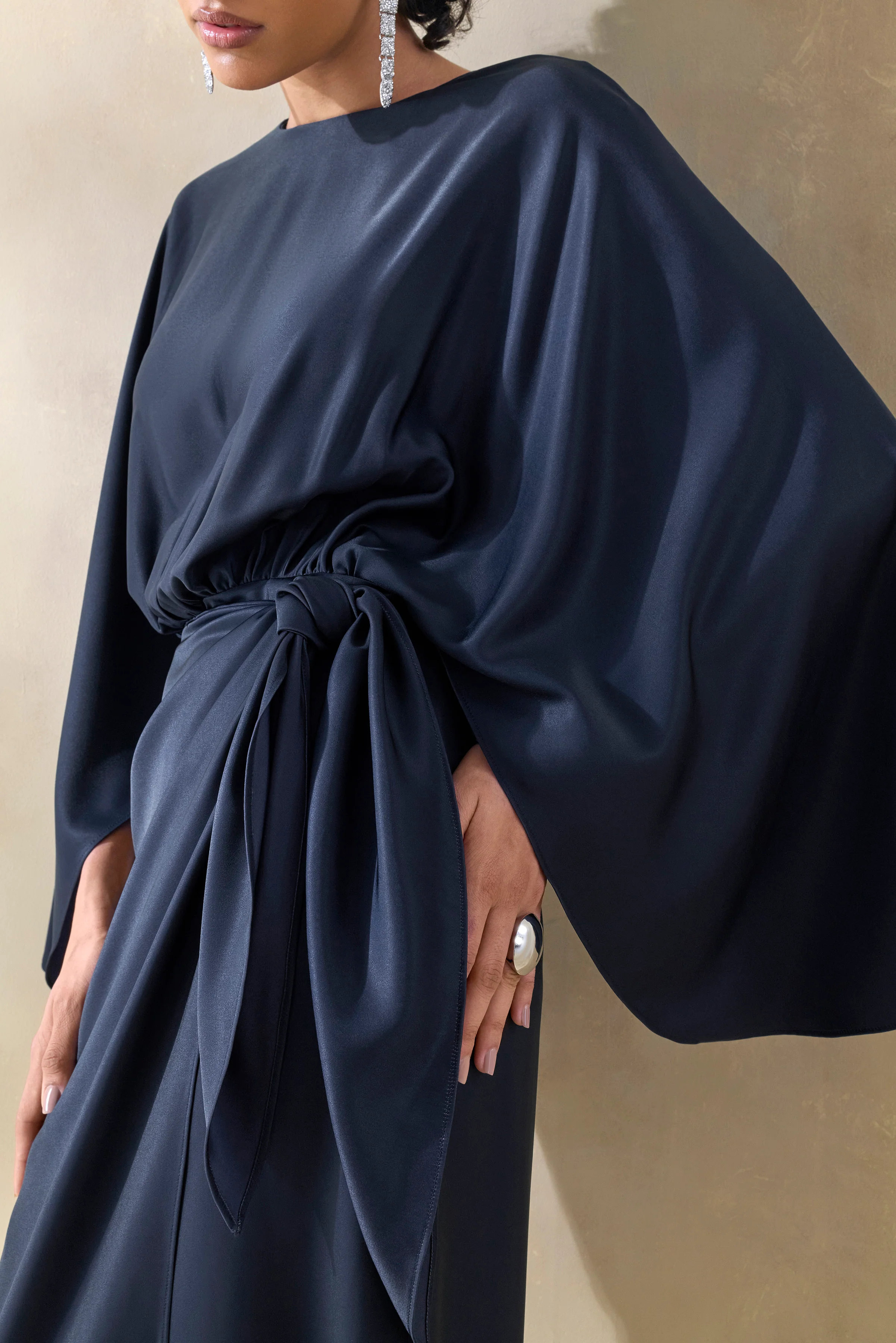 Delphina | Robe longue en satin bleu marine avec détails froncés et noués - Image 3