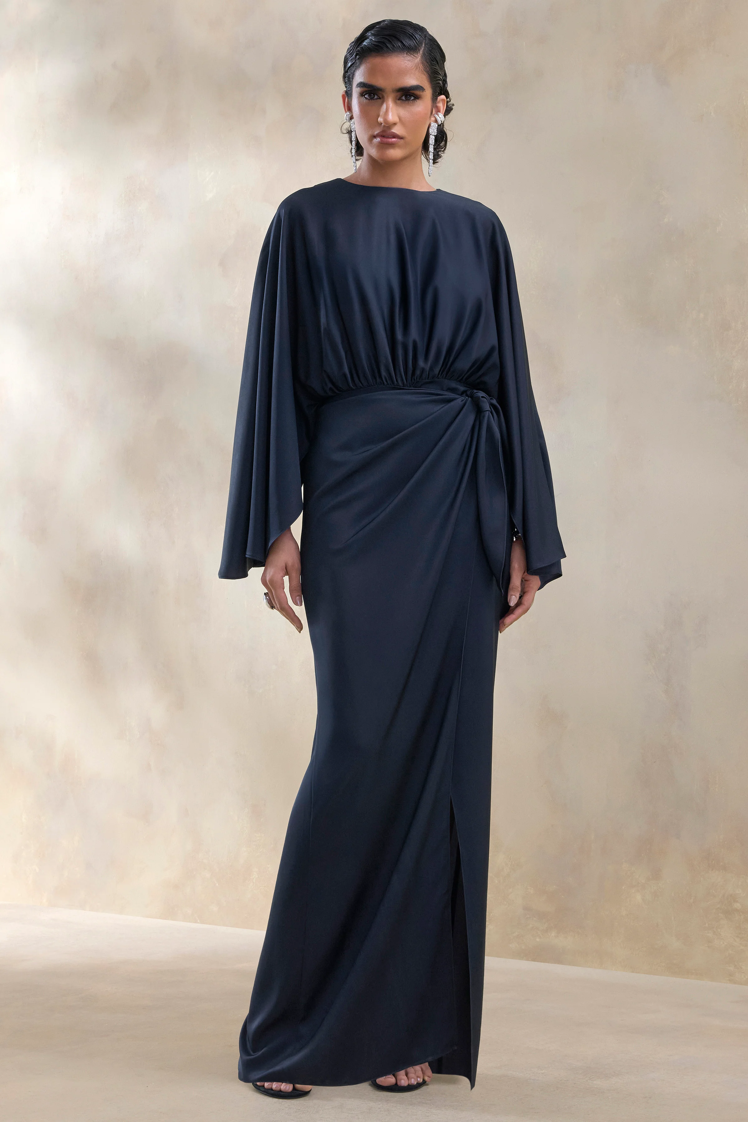 Delphina | Robe longue en satin bleu marine avec détails froncés et noués - Image 4