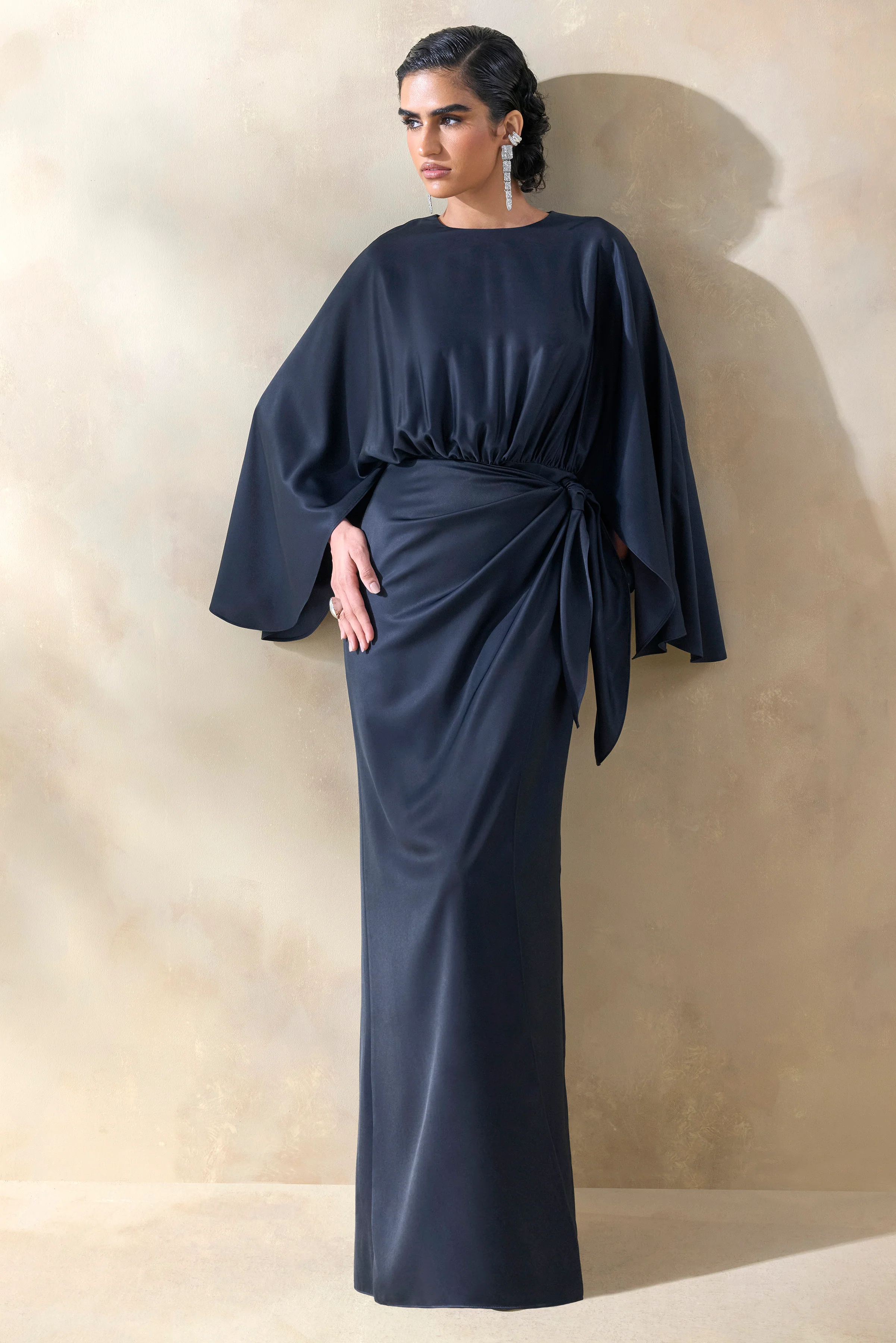 Delphina | Robe longue en satin bleu marine avec détails froncés et noués - Image 5