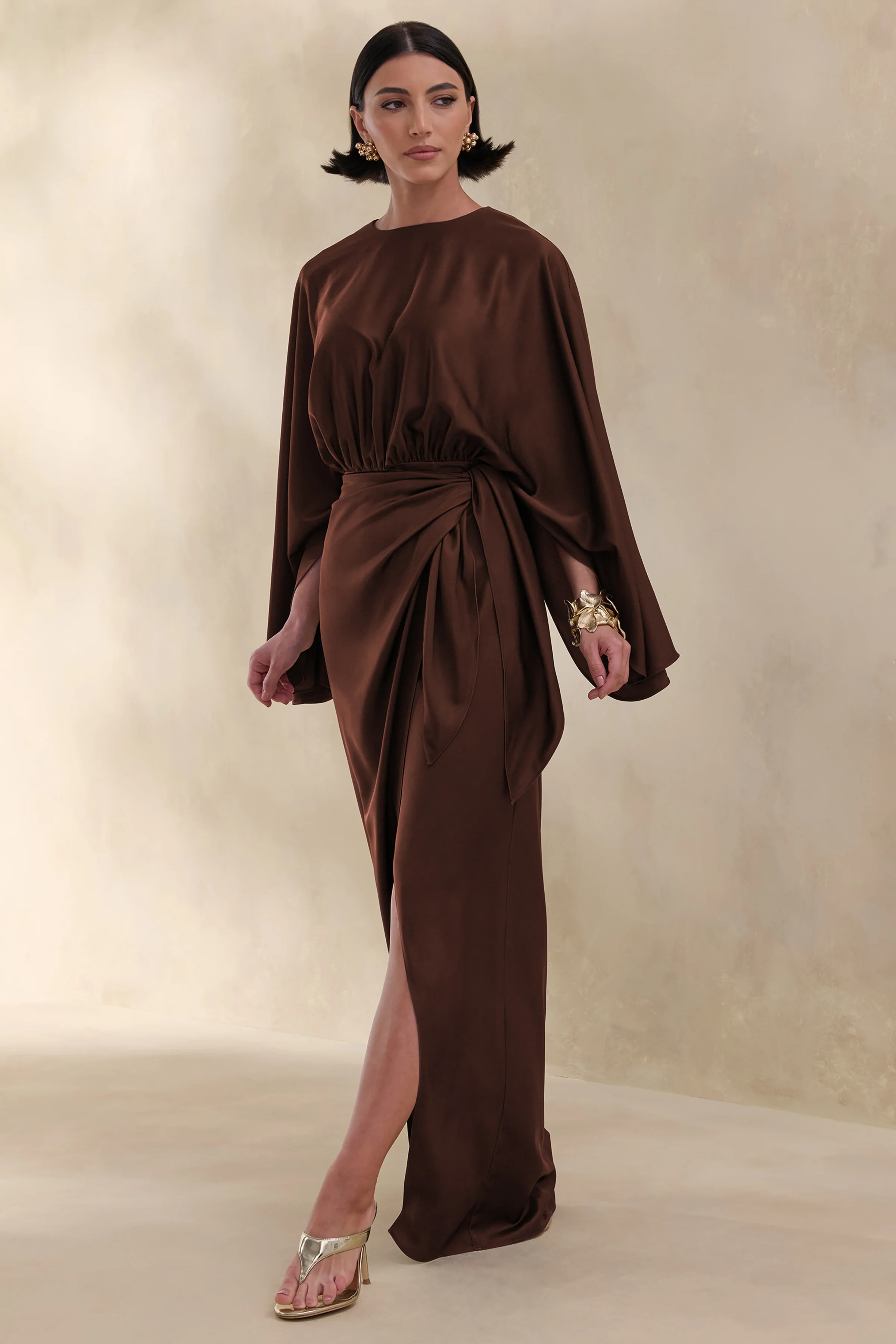 Delphina | Robe longue marron en satin avec détails froncés et détail noué
