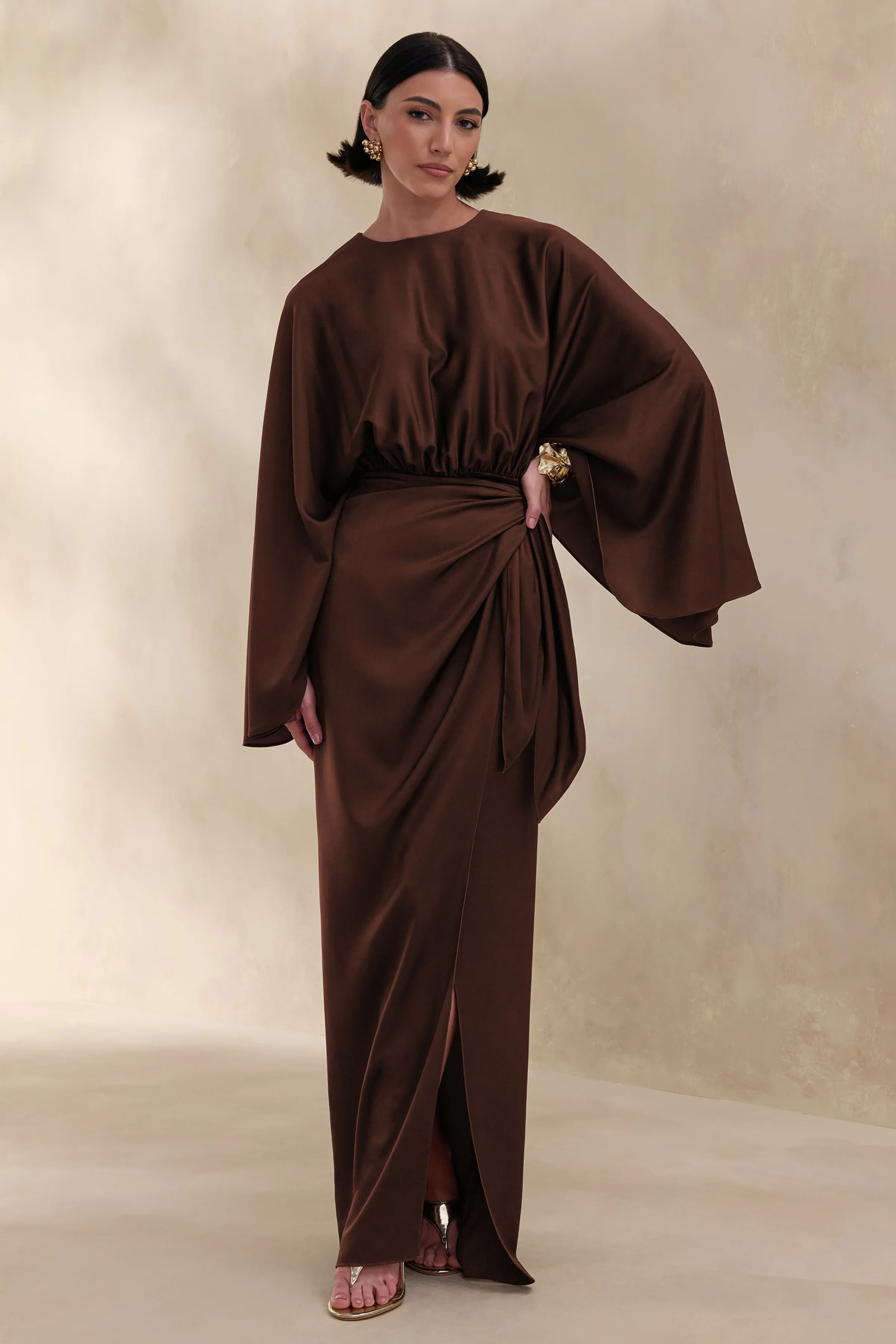 Delphina | Robe longue marron en satin avec détails froncés et détail noué - Image 4