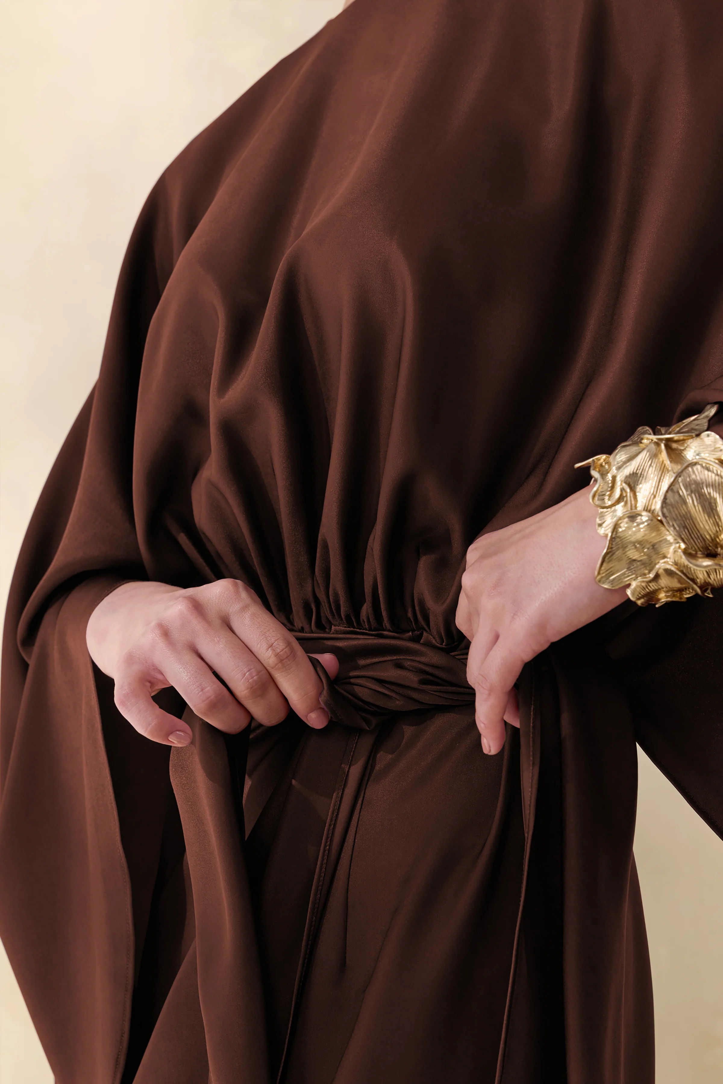 Delphina | Robe longue marron en satin avec détails froncés et détail noué - Image 7