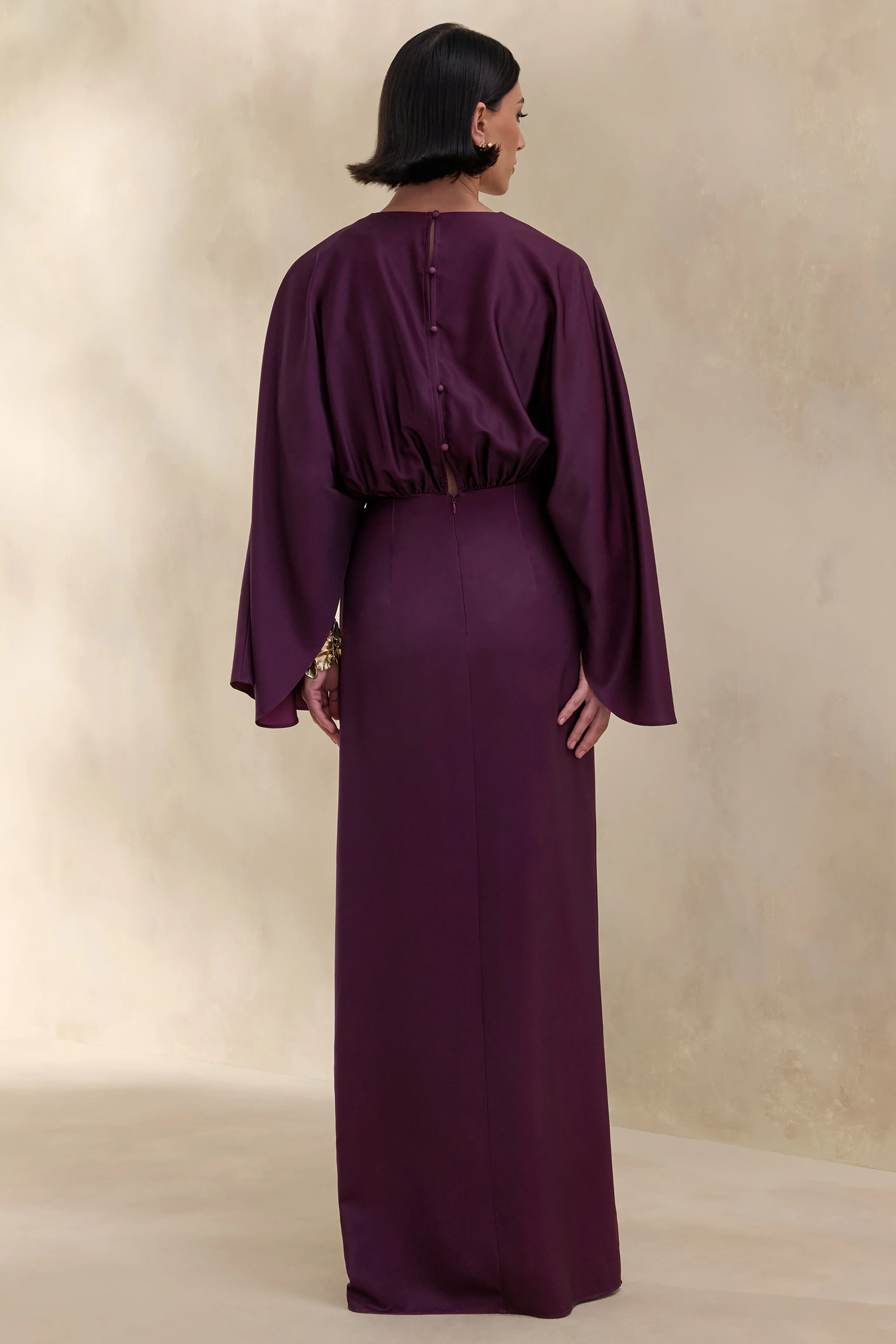 Delphina | Robe longue prune en satin avec détails froncés et nœud - Image 2