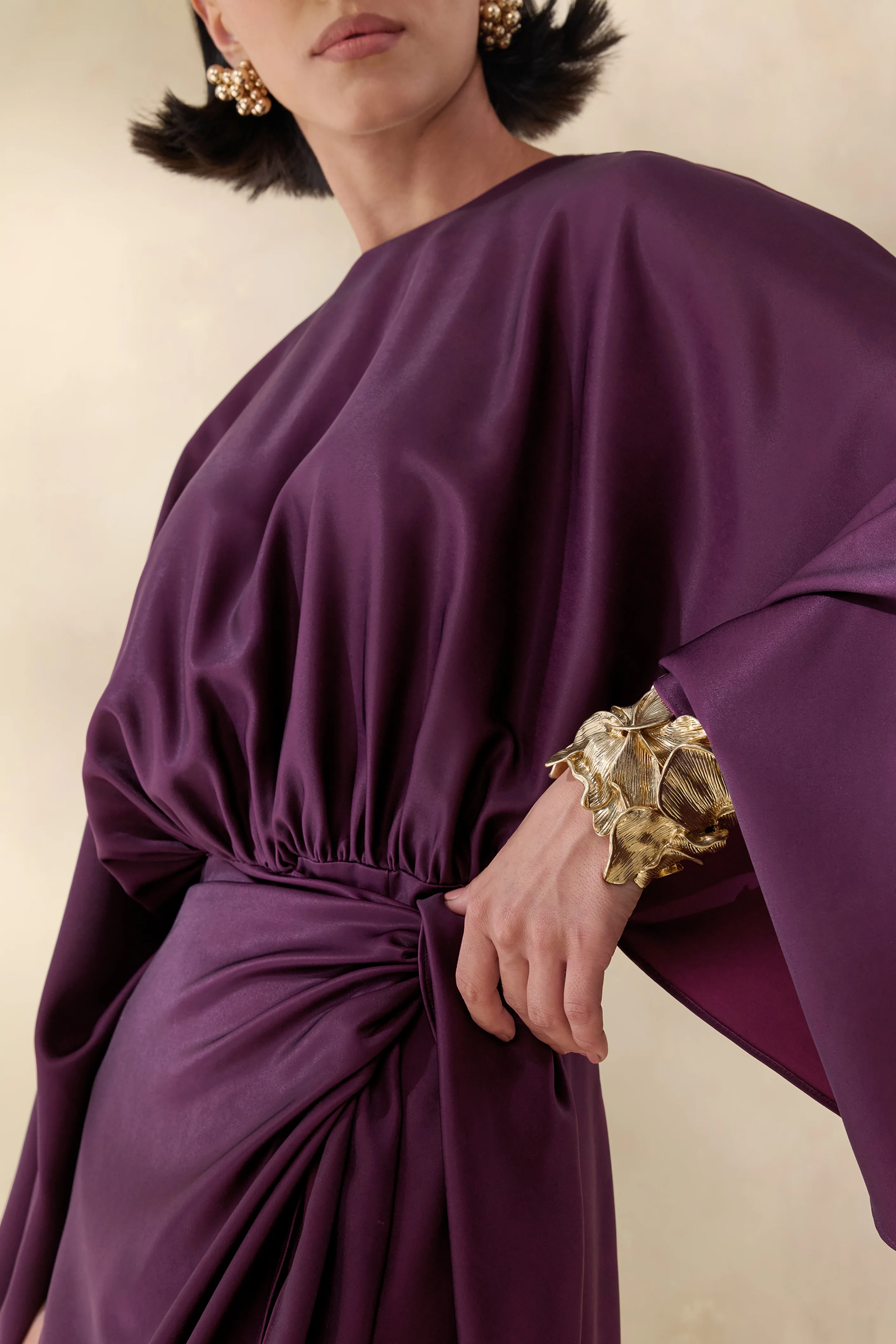 Delphina | Robe longue prune en satin avec détails froncés et nœud - Image 3