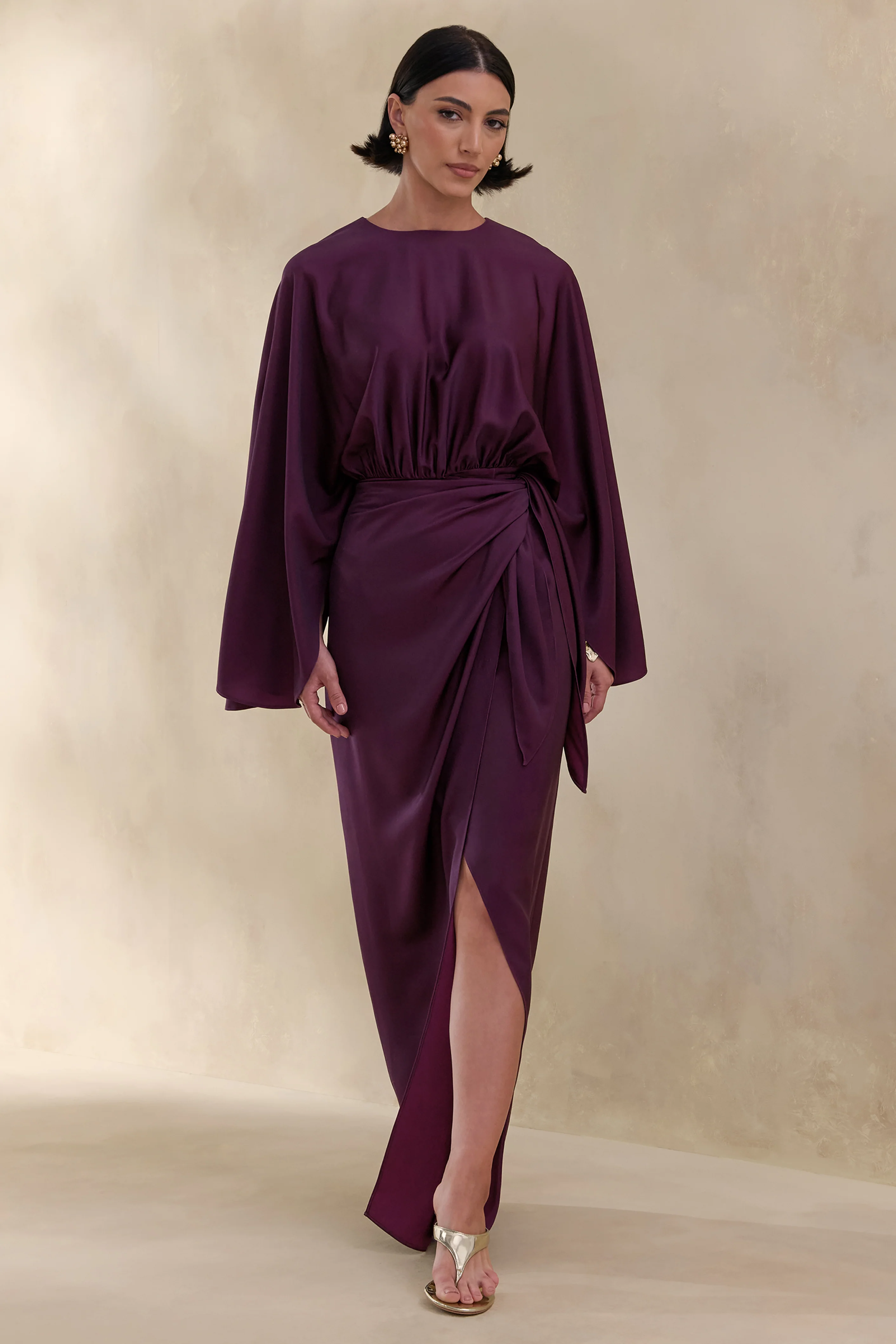Delphina | Robe longue prune en satin avec détails froncés et nœud - Image 4
