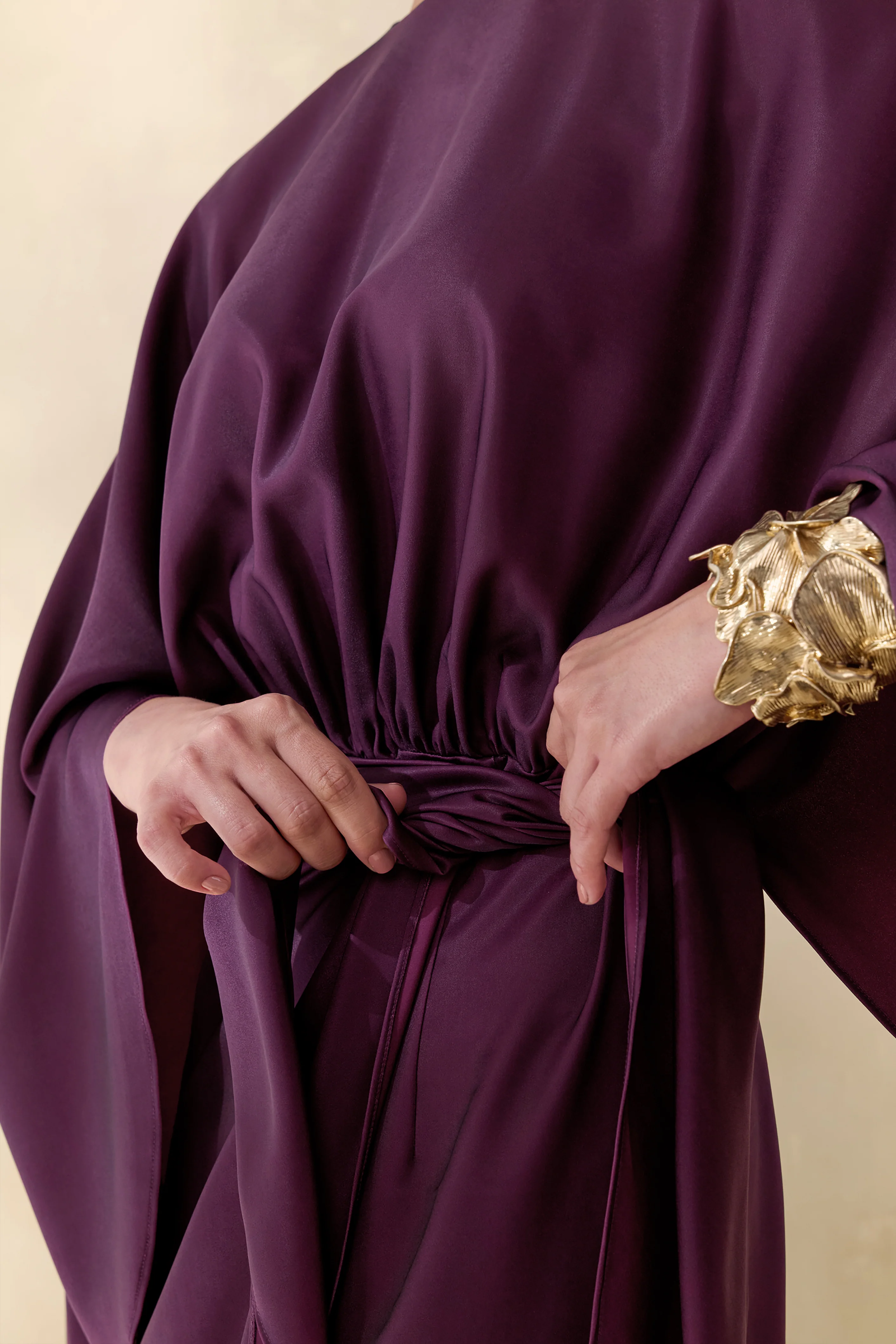 Delphina | Robe longue prune en satin avec détails froncés et nœud - Image 7