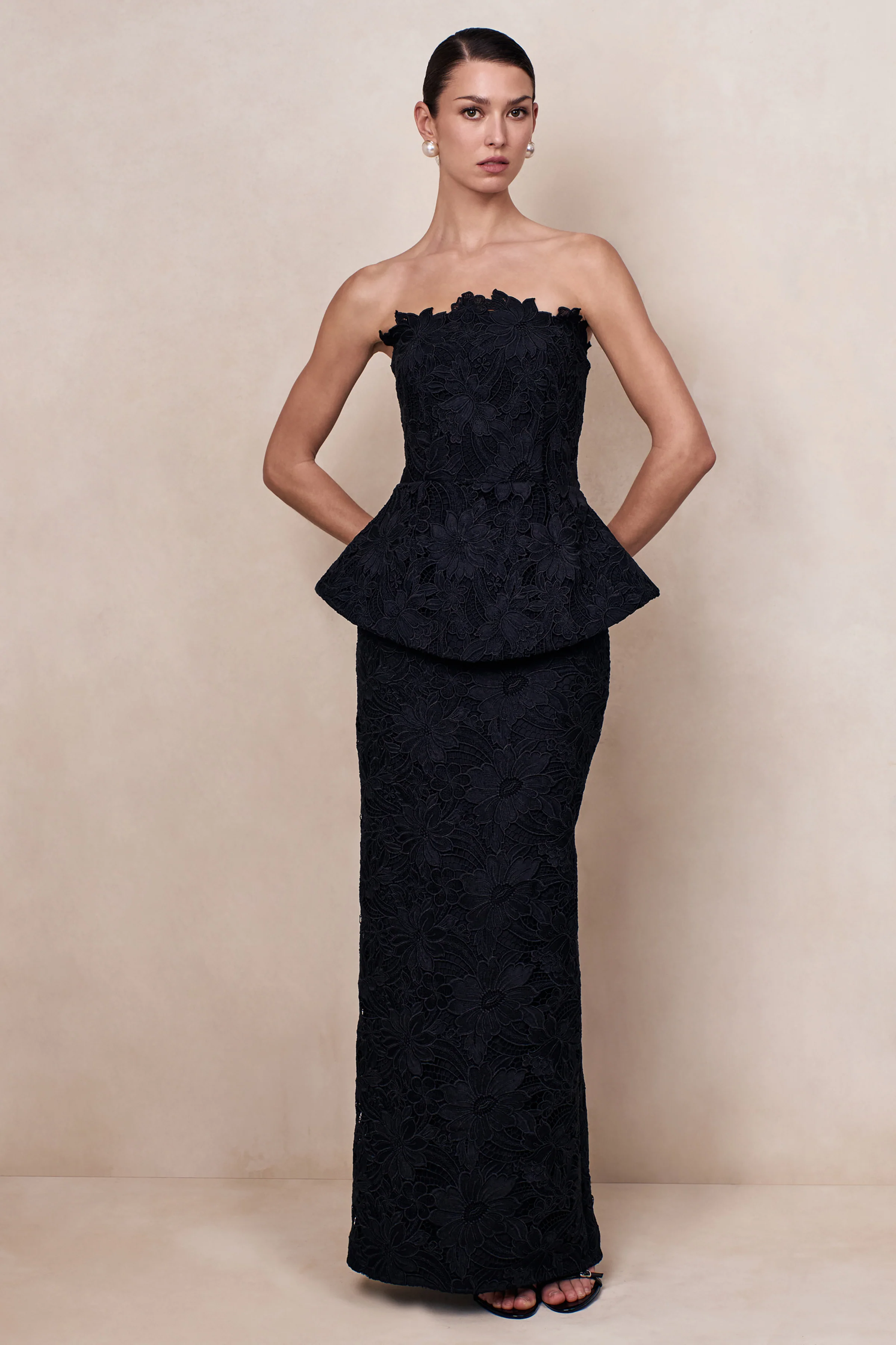 Delvine | Robe longue bandeau en dentelle noire avec corsage effet corset - Image 3
