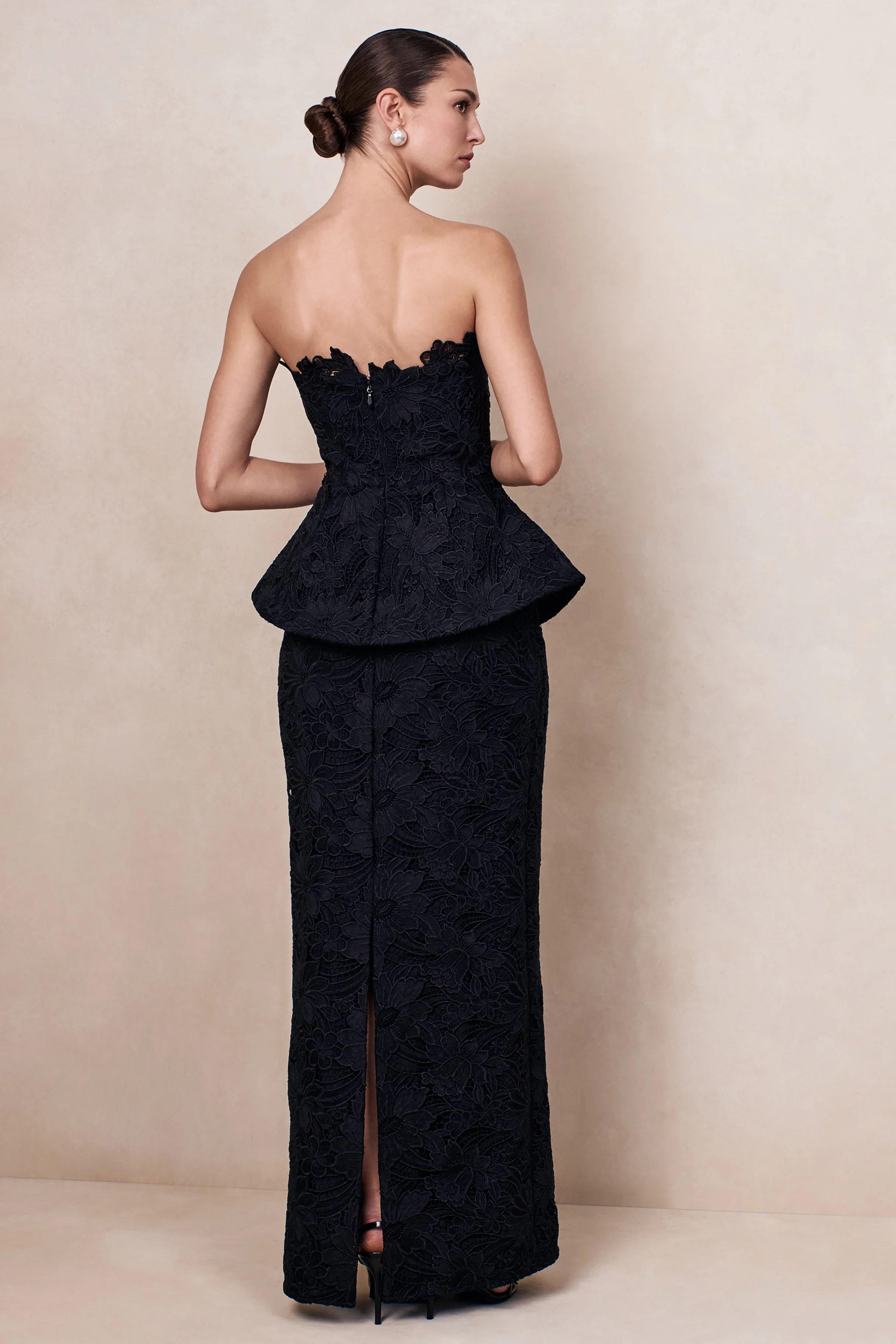 Delvine | Robe longue bandeau en dentelle noire avec corsage effet corset - Image 4