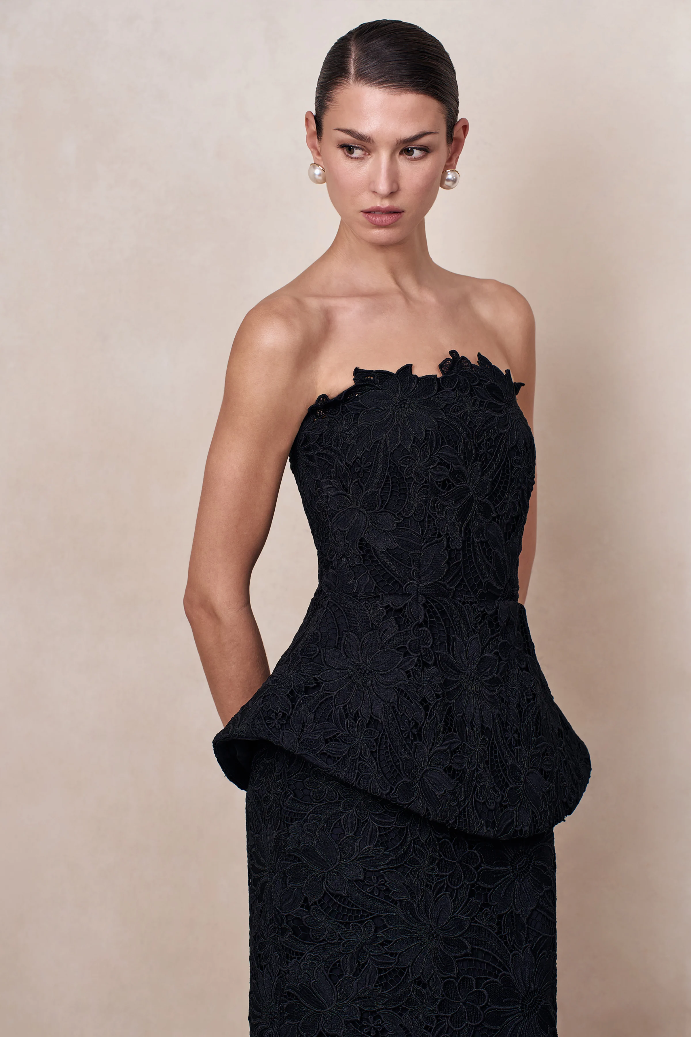 Delvine | Robe longue bandeau en dentelle noire avec corsage effet corset - Image 5