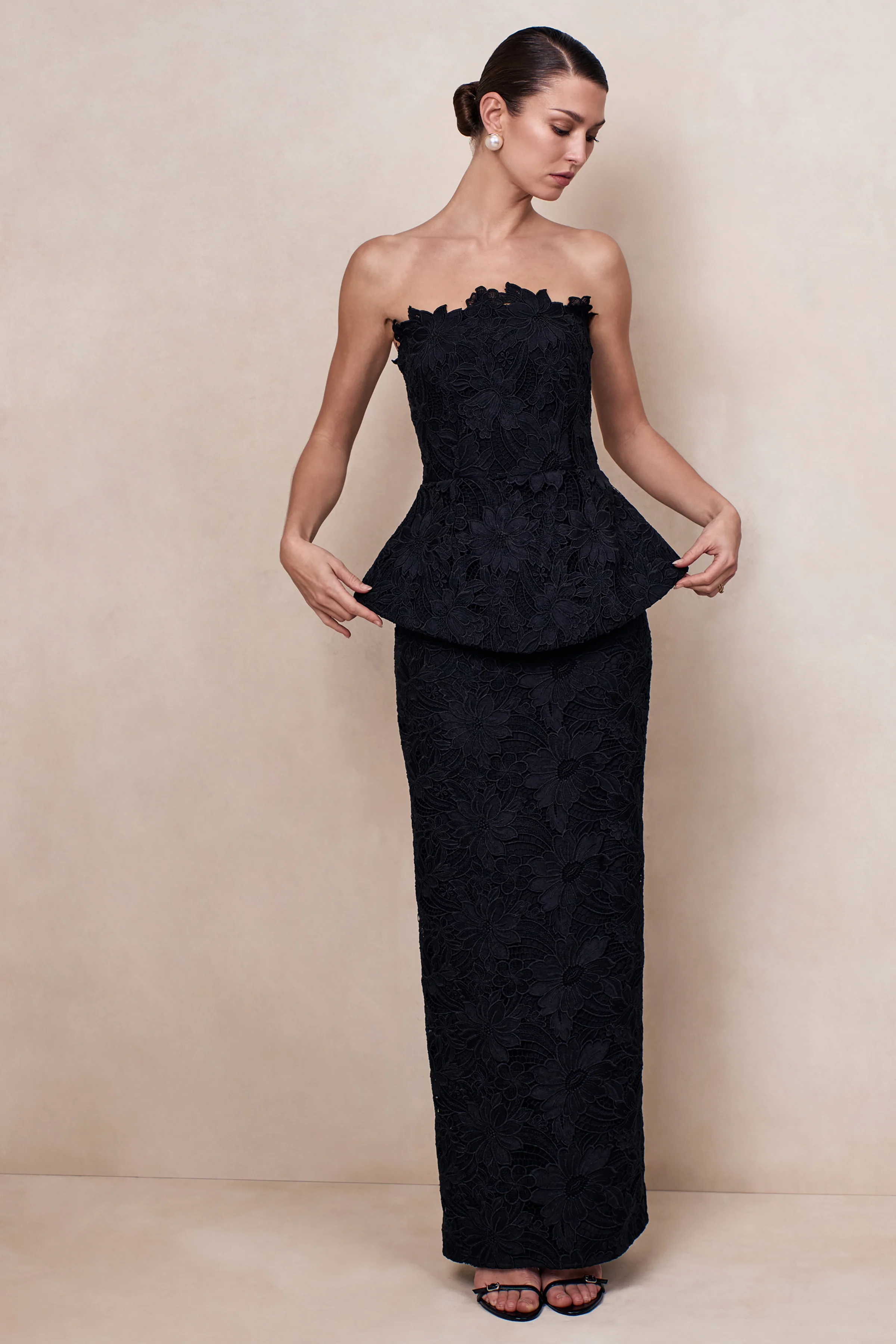 Delvine | Robe longue bandeau en dentelle noire avec corsage effet corset - Image 6